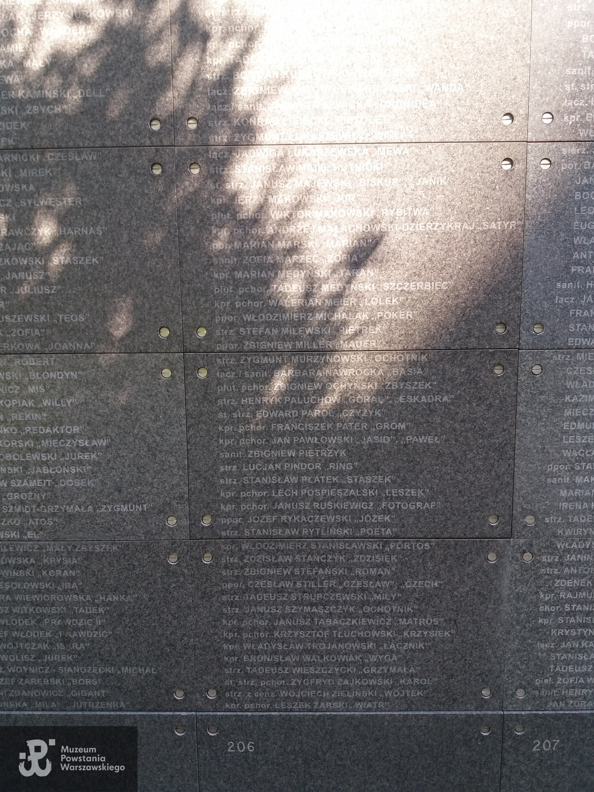 Mur Pamięci przy Muzeum Powstania Warszawskiego. Fot. udostępnił p. Andrzej Łukasiewicz 