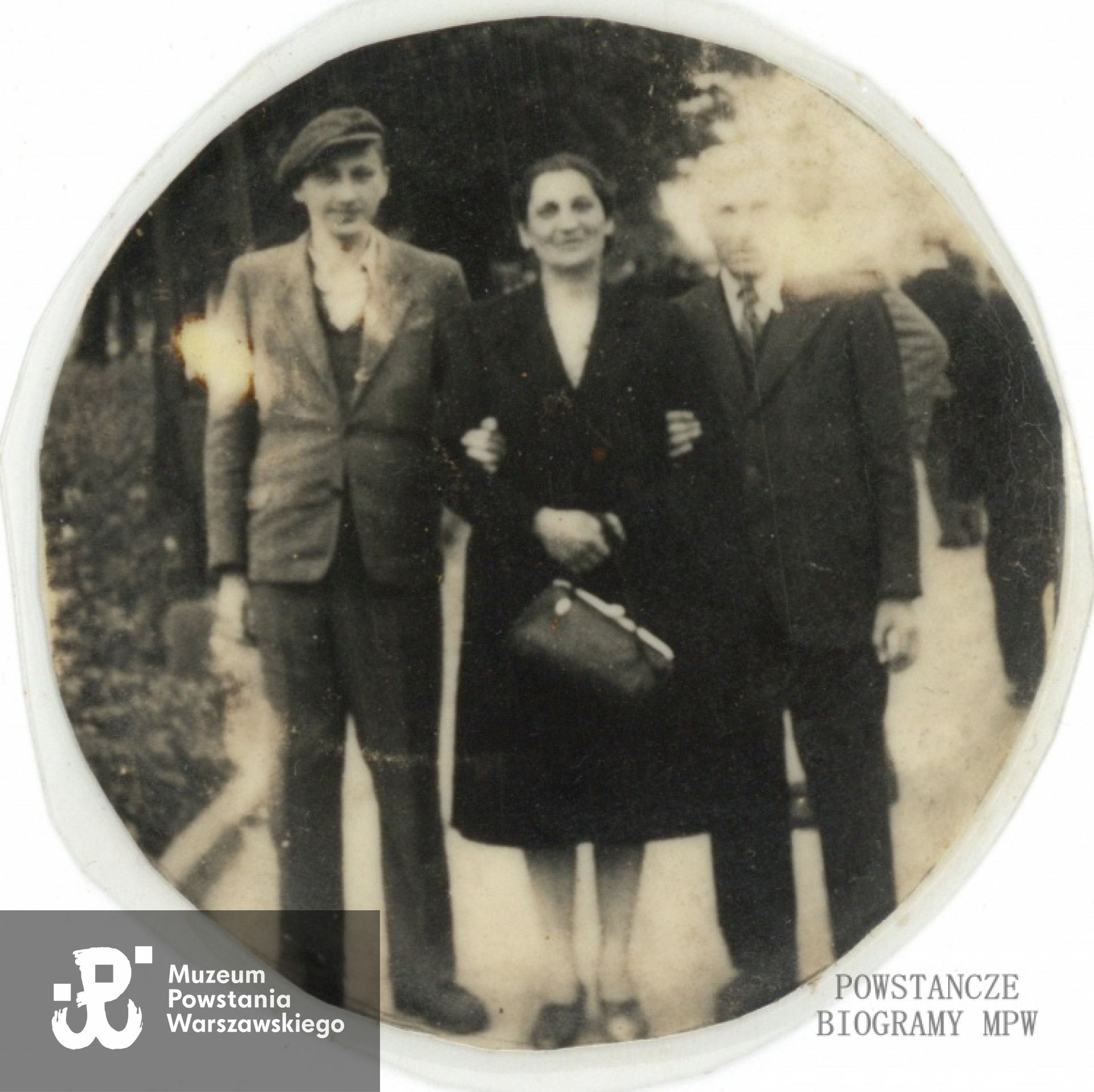 Rodzina Nużaków w okresie okupacji niemieckiej. Stoją od lewej: Janusz ps. "Drzazga" (1926-1944), Bronisława ps.  "Julisia Sedenit", Władysław ps. "Brzozak" (1898-1878). Zdjęcie z archiwum rodzinnego Danuty Rozwadowskiej z domu Nurzak.