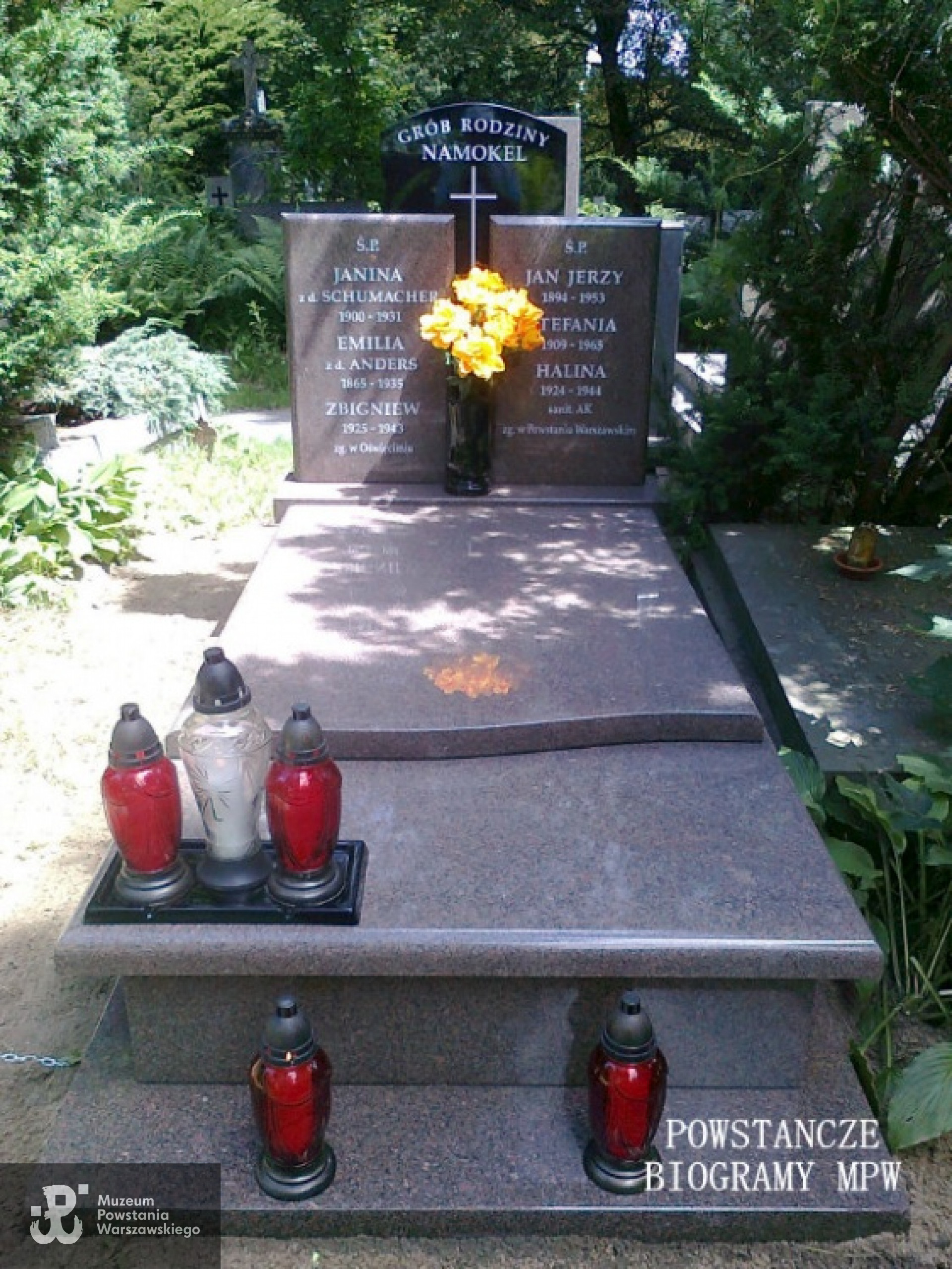 Grób rodziny Namokel na cmentarzu Ewangelicko-Augsburskim w Warszawie przy ul. Młynarskiej 54/56/58. Fot. udostępnione przez p. Małgorzatę Świętanowską -Szcześniak.