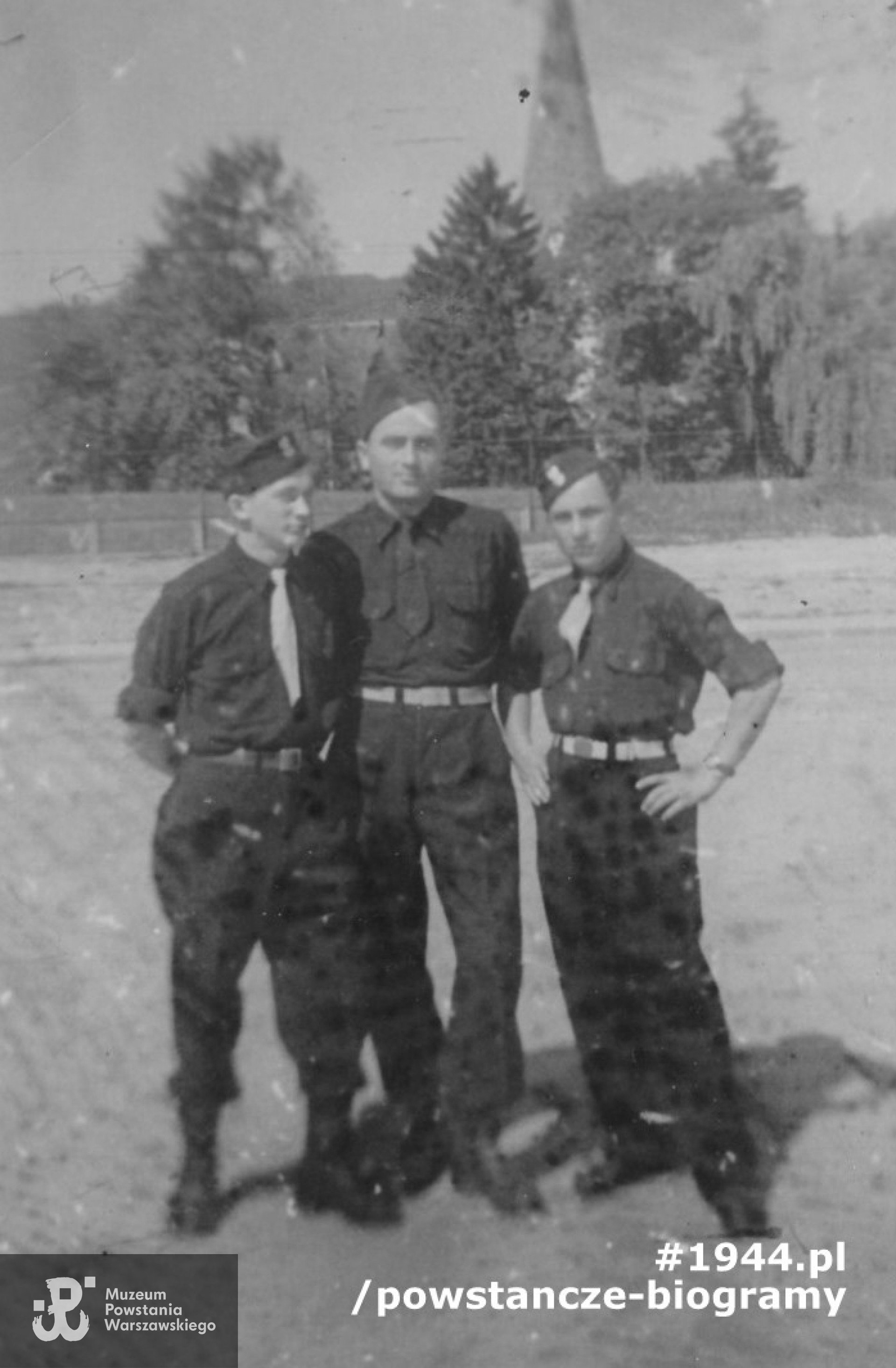 Elsingen, 1946. Wg opisu stoją od lewej:   Aleksander Tarnopolski ps. "Olek", Gortat, Edmund Żmuda. Fot. archiwum rodzinne, udostępnił wnuk, p. Konrad Tarnopolski