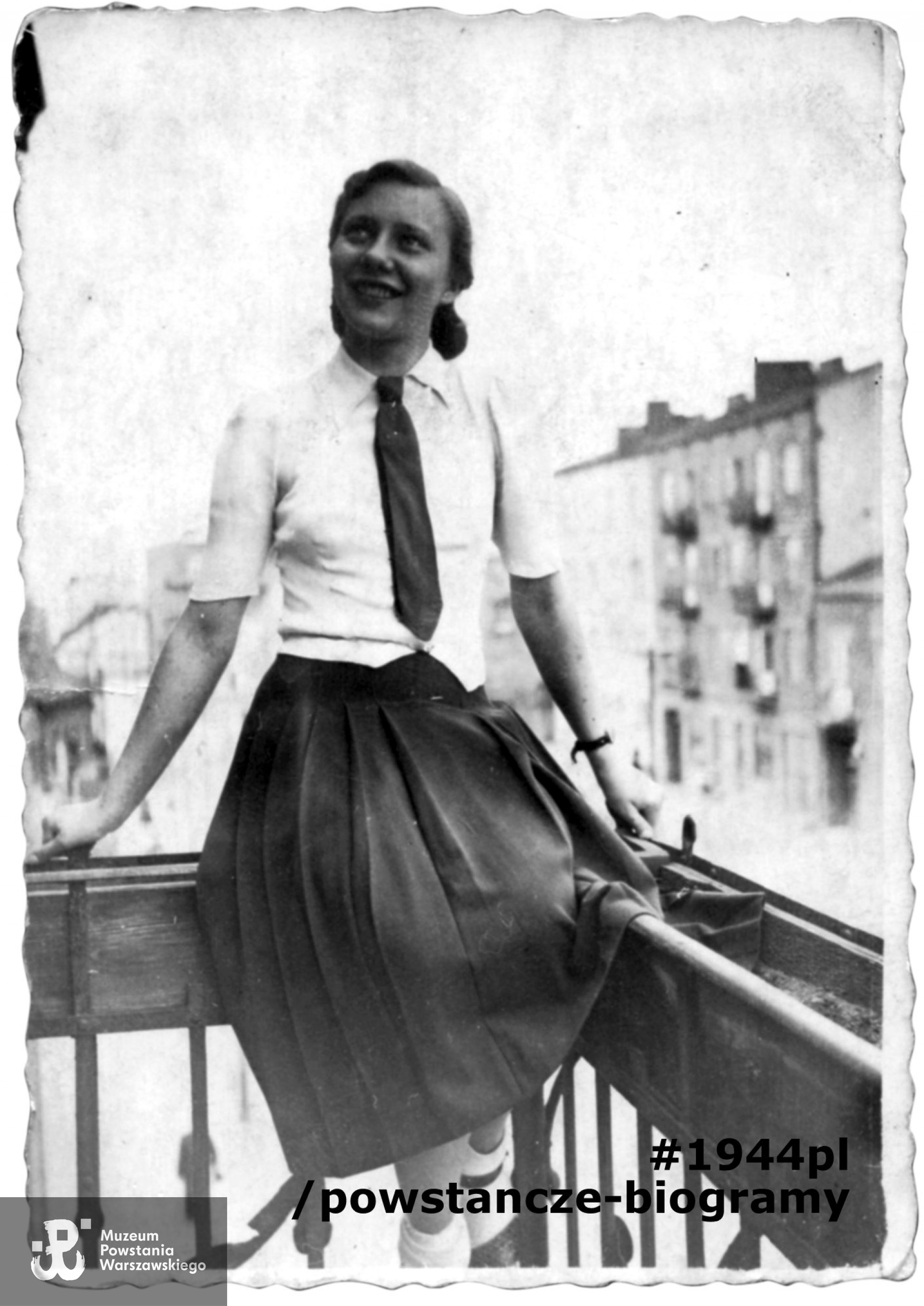 Wiosna 1944, Warszawa, Danuta Ślązak „Blondynka” na kilka miesięcy przed wybuchem Powstania Warszawskiego na balkonie mieszkania rodziców. Od dwóch lat mieszka z nową „siostrą”, Gizą Alterwajn, maleńką żydowską dziewczynką, którą wyniosła z getta (otrzyma za to tytuł „Sprawiedliwej wśród Narodów Świata”). Fot. ze zbiorów rodzinnych, dzięki uprzejmości Wydawnictwa Marginesy, wydawcy wspomnień Wacława Glutha-Nowowiejskiego „Nie umieraj do jutra”