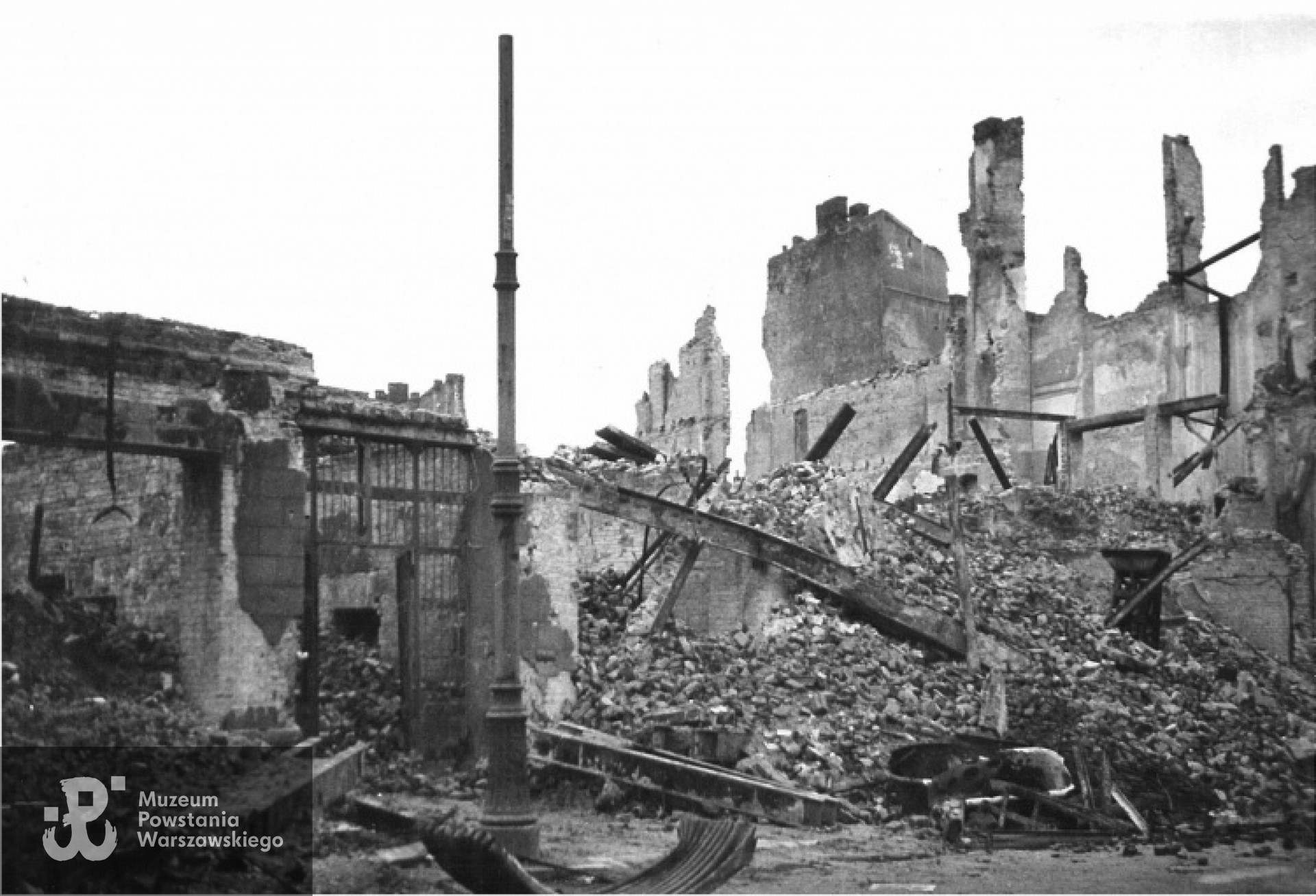 Ruiny kamienicy przy ul. Miodowej 23 - stan z roku 1946. W sierpniu 1944 r. mieścił się tu jeden ze szpital zgrupowania "Radosław" (tzw. szpital dr "Broma")