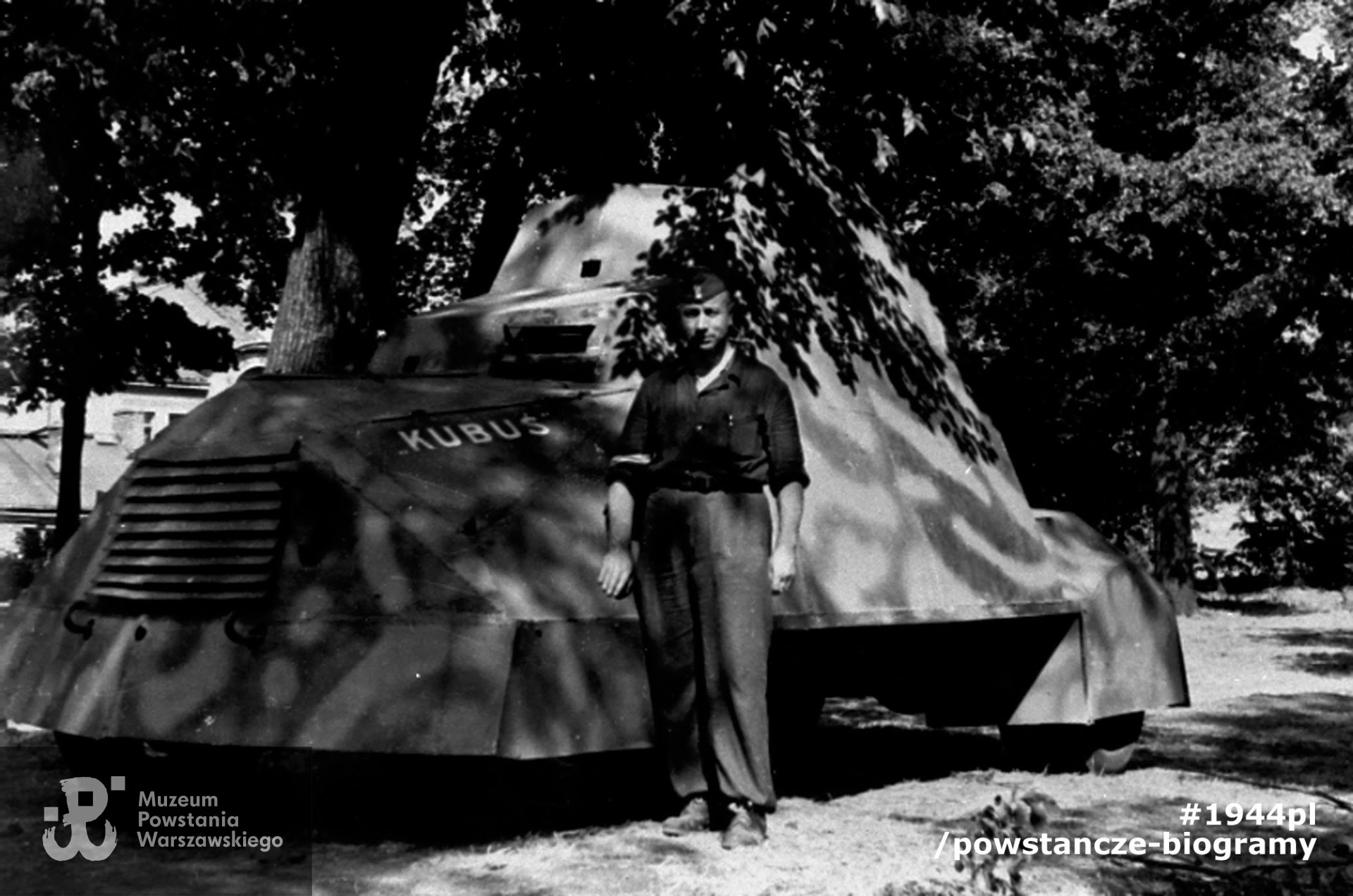 Fotografia z Powstania Warszawskie. Powiśle. Walerian Bielecki "Jan" i zbudowany przez powstańców samochód pancerny "Kubuś" w parku przy Konserwatorium Muzycznym na ul. Okólnik 1. Autorem zdjęcia jest Sylwester Braun "Kris". Fot. ze zbiorów Muzeum Powstania Warszawskiego, sygn. MPW-IH/4341