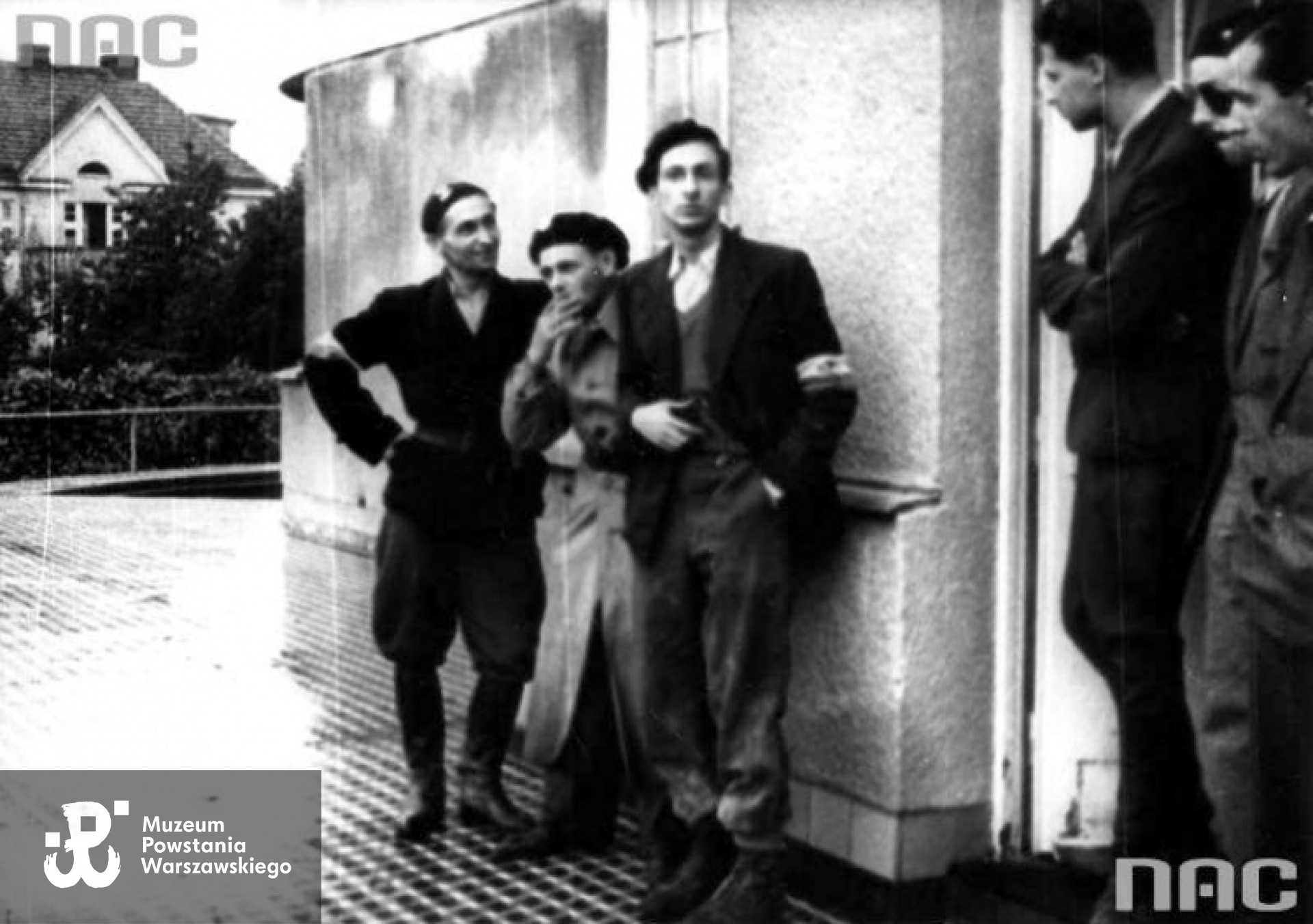 Na Mokotowie - na fotografii trzeci od lewej. Zdjęcie ze zbiorów NAC [ www.audiovis.nac.gov.pl ]