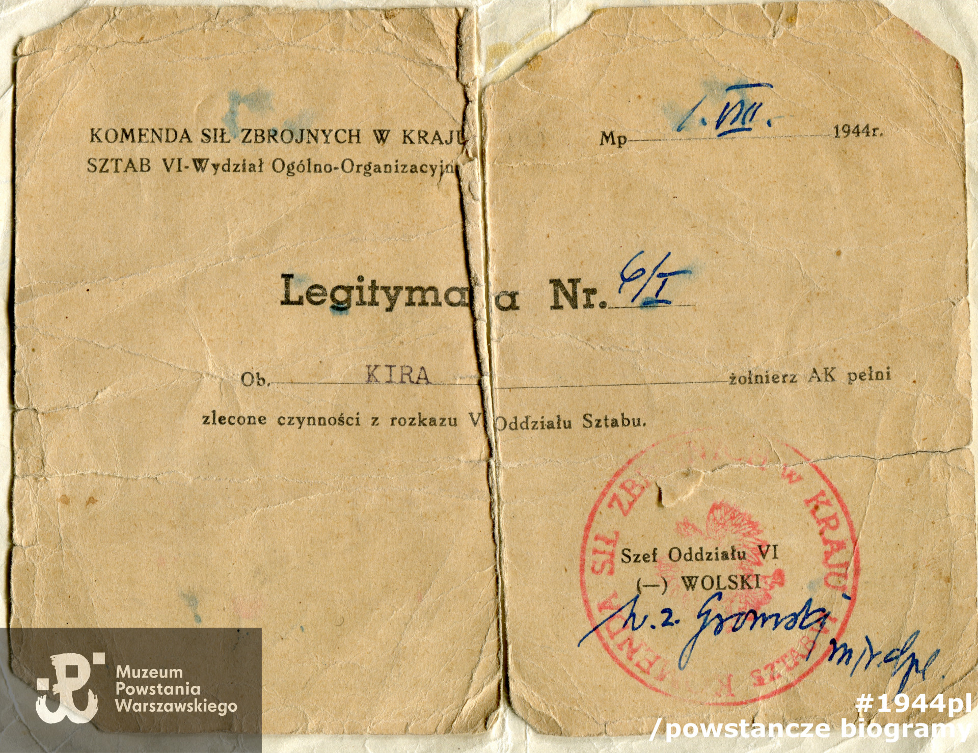 Legitymacja Komendy Sił Zbrojnych Sztab VI wydana dla „Kiry” podpisana przez mjr Tadeusza Wardejn-Zagórskiego „Gromski”, ze zbiorów Muzeum Powstania Warszawskiego nr akcesji P/6709