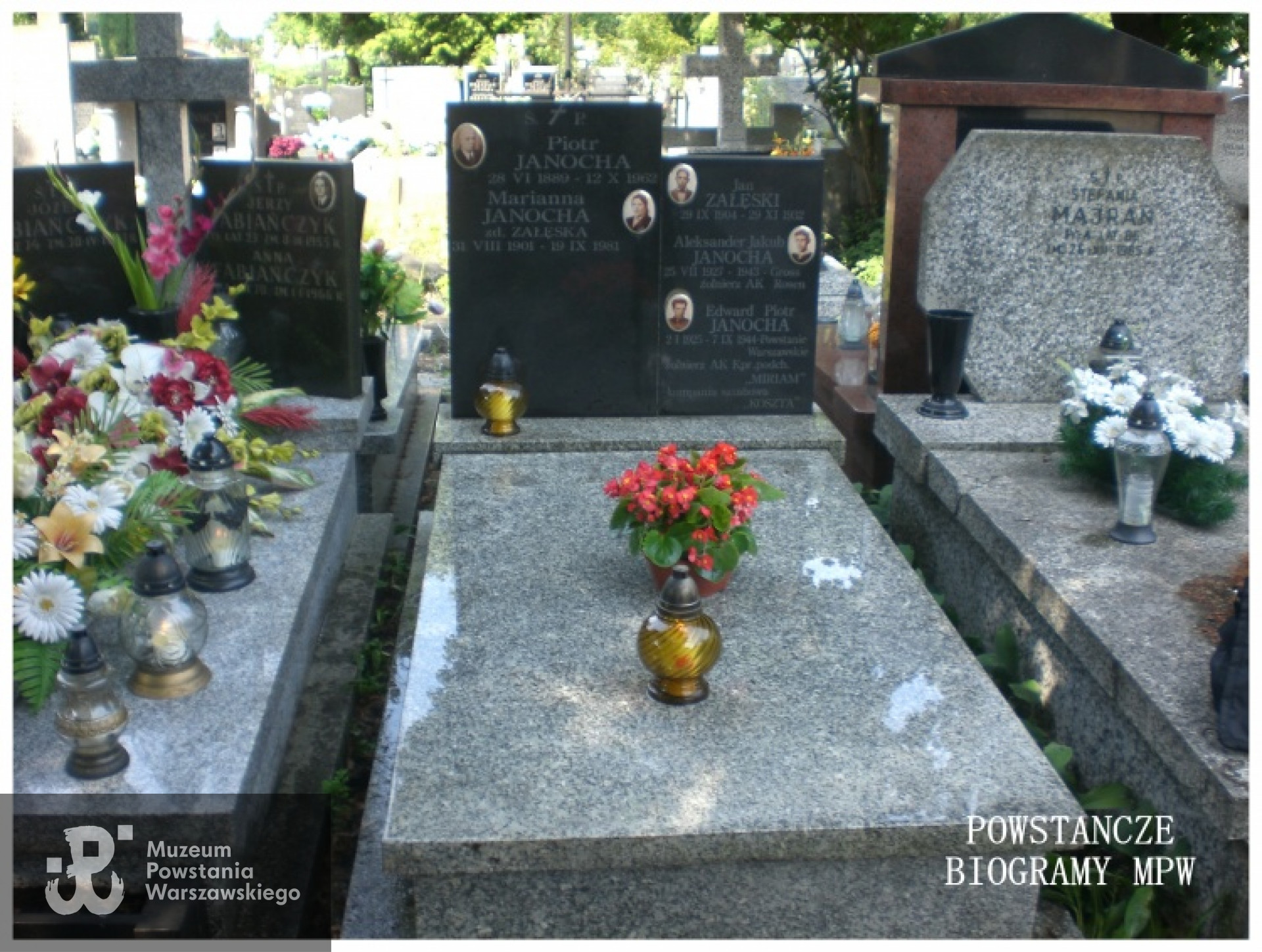 Symboliczne upamiętnienie Edwarda Janochy na grobie rodzinnym na Cmentarzu Bródnowskim  w Warszawie. <ul>  Fot. z archiwum rodzinnego Andrzeja Janochy, udostępnił Piotr Blak.</ul>