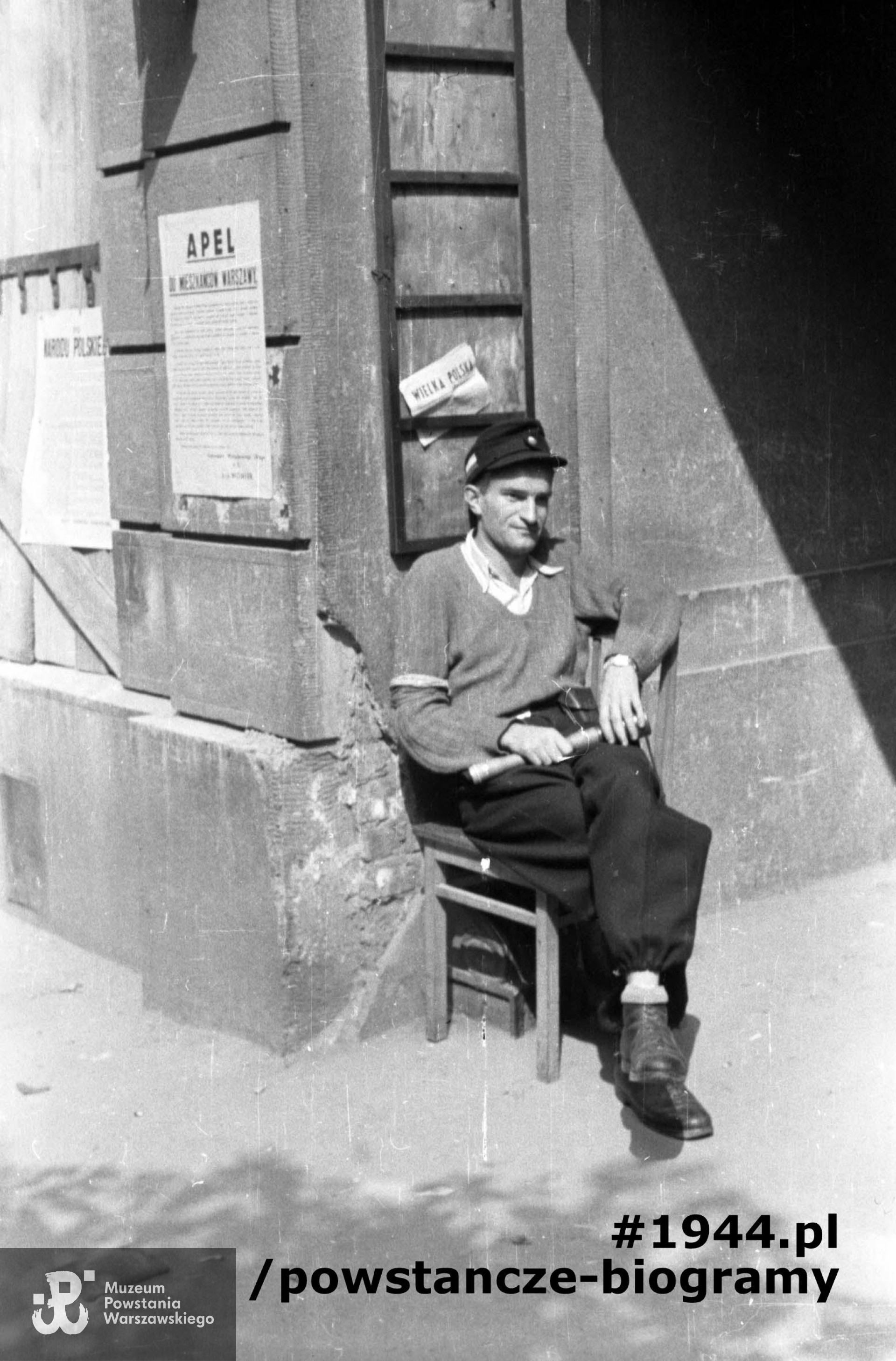 Pchor. Jerzy Kokczyński "Boczkowski" z pułku NSZ im. gen. Władysława Sikorskiego na posterunku w bramie budynku przy ul. Czackiego 4. Fot. ze zbiorów Muzeum Powstania Warszawskiego, sygn. MPW-IN/3482