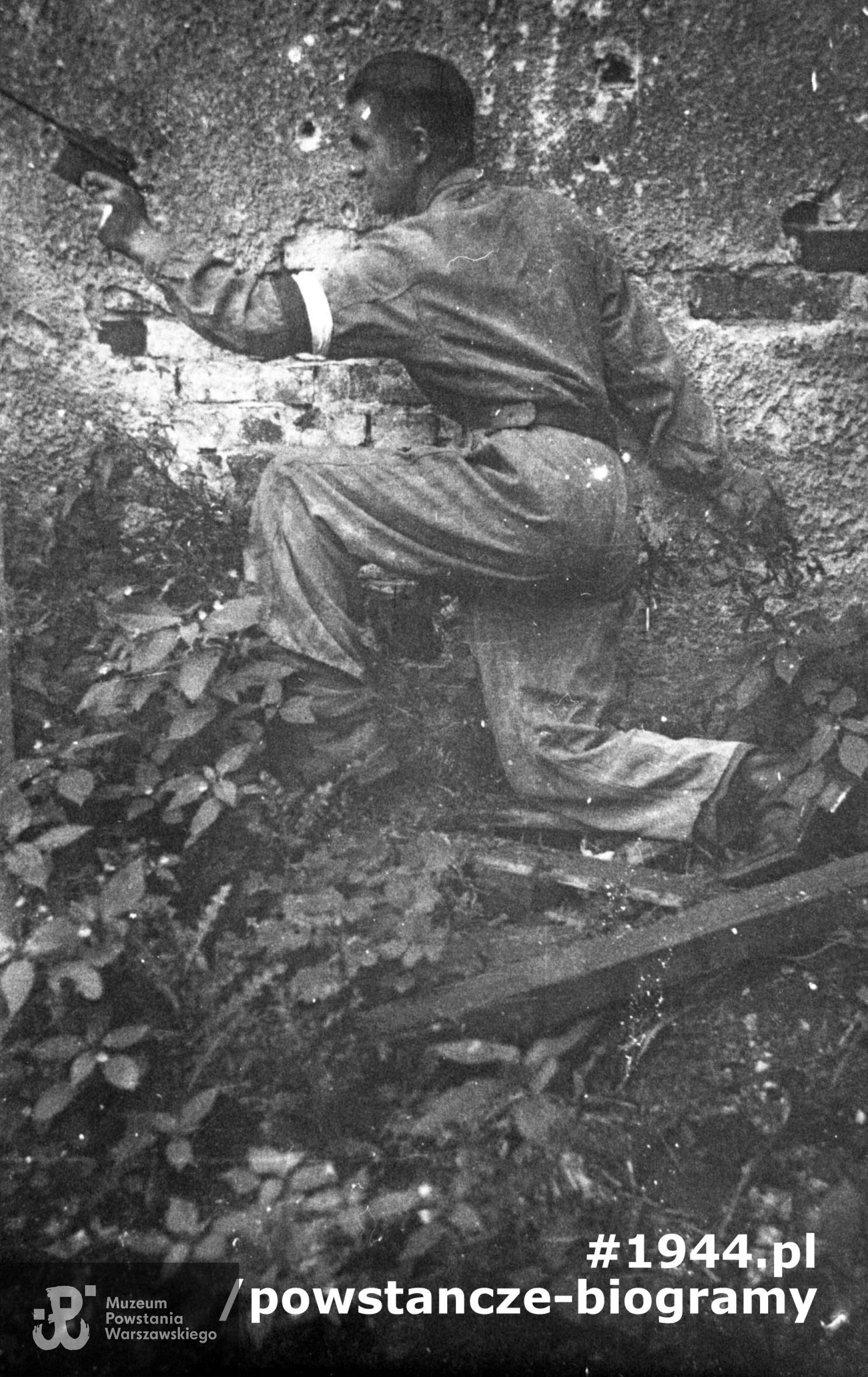 Powstanie Warszawskie: "Pantera" ze zdobycznym niemieckim pistoletem Mauser C-96. Fot. ze zbiorów Muzeum Powstania Warszawskiego, sygn. MPW-IH/1199