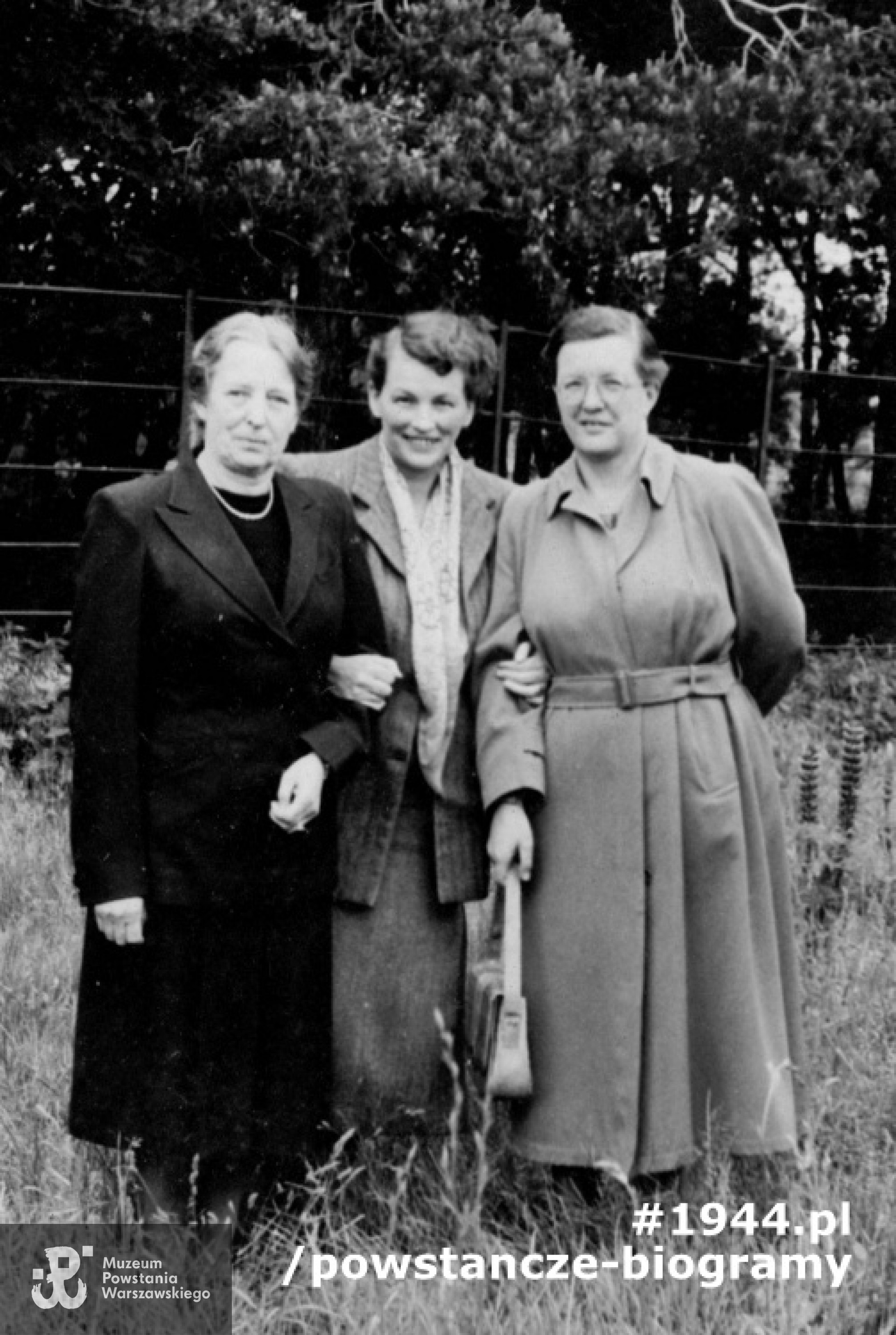 Z lewej Aniela Kuksz "Ela", z prawej Irena Janina Płoska."Urszula", Anglia, lata 70-te. Fot. z archiwum prywatnego p. Ewy Marii Los, siostry Ireny Płoskiej ps. "Joanna Wrzeciono" (IX 2010)