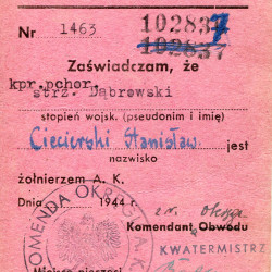 Należąca do kpr. pchor. Stanisława Ciecierskiego ps. Dąbrowski legitymacja Armii Krajowej  nr 1463, wystawiona z datą 25.07.1944 r.  Na legitymacji numer jeniecki 1028367 i podpis Szefa Oddziału IV Kwatermistrzowskiego, mjr. Tadeusza Dołęgi - Kamieńskiego ps. Badacz. Na rewersie: awans na kpr. pchor. Ze zbiorów Muzeum Powstania Warszawskiego, sygn. MPW-A-4459 (P/9425/20)