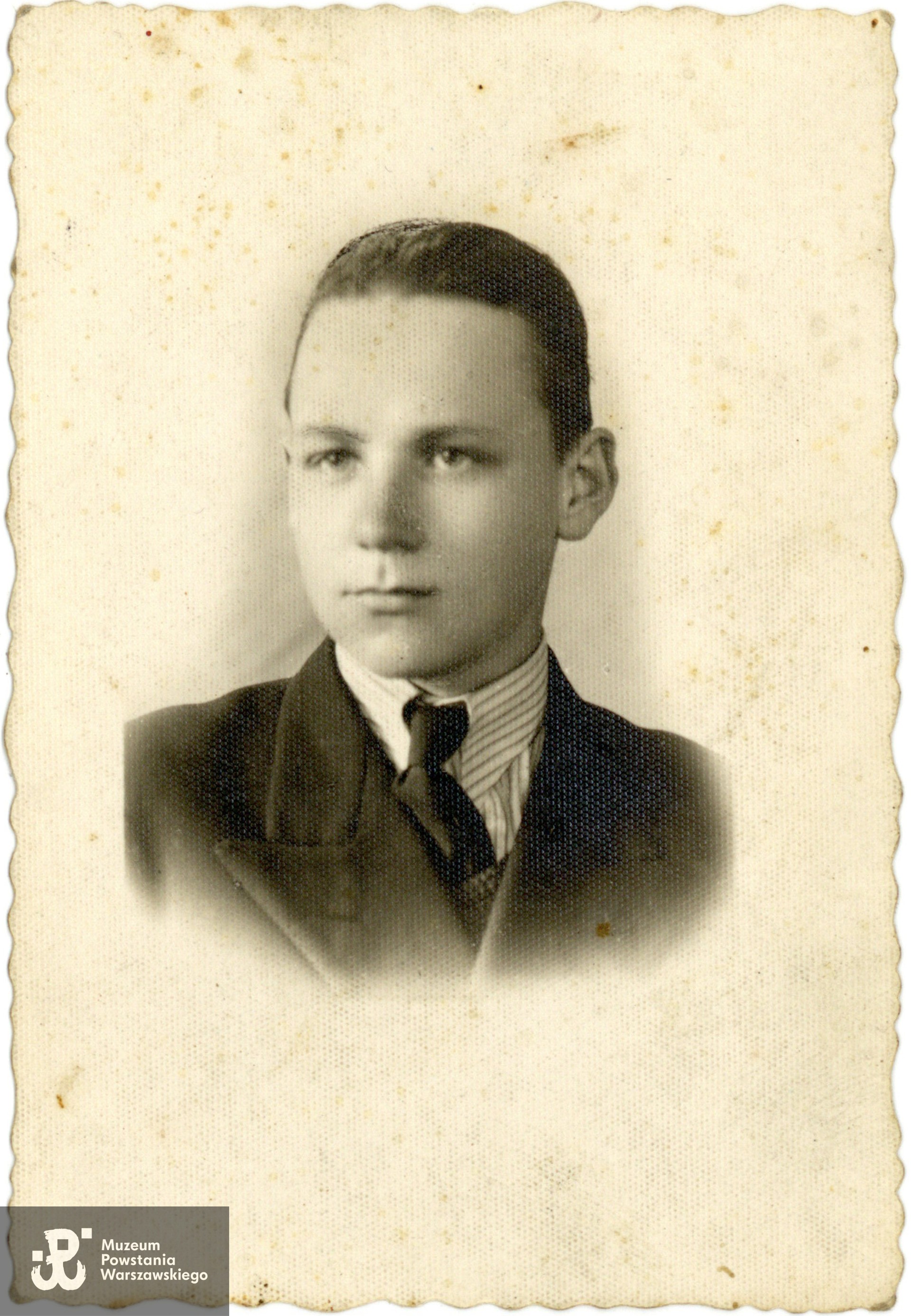 Jerzy Zalewski ps. Strzała. Fot. ze zbiorów rodzinnych p. Ryszarda Zalewskiego, syna Powstańca.  Skany wykonano w Muzeum Powstania Warszawskiego, 10/2025.