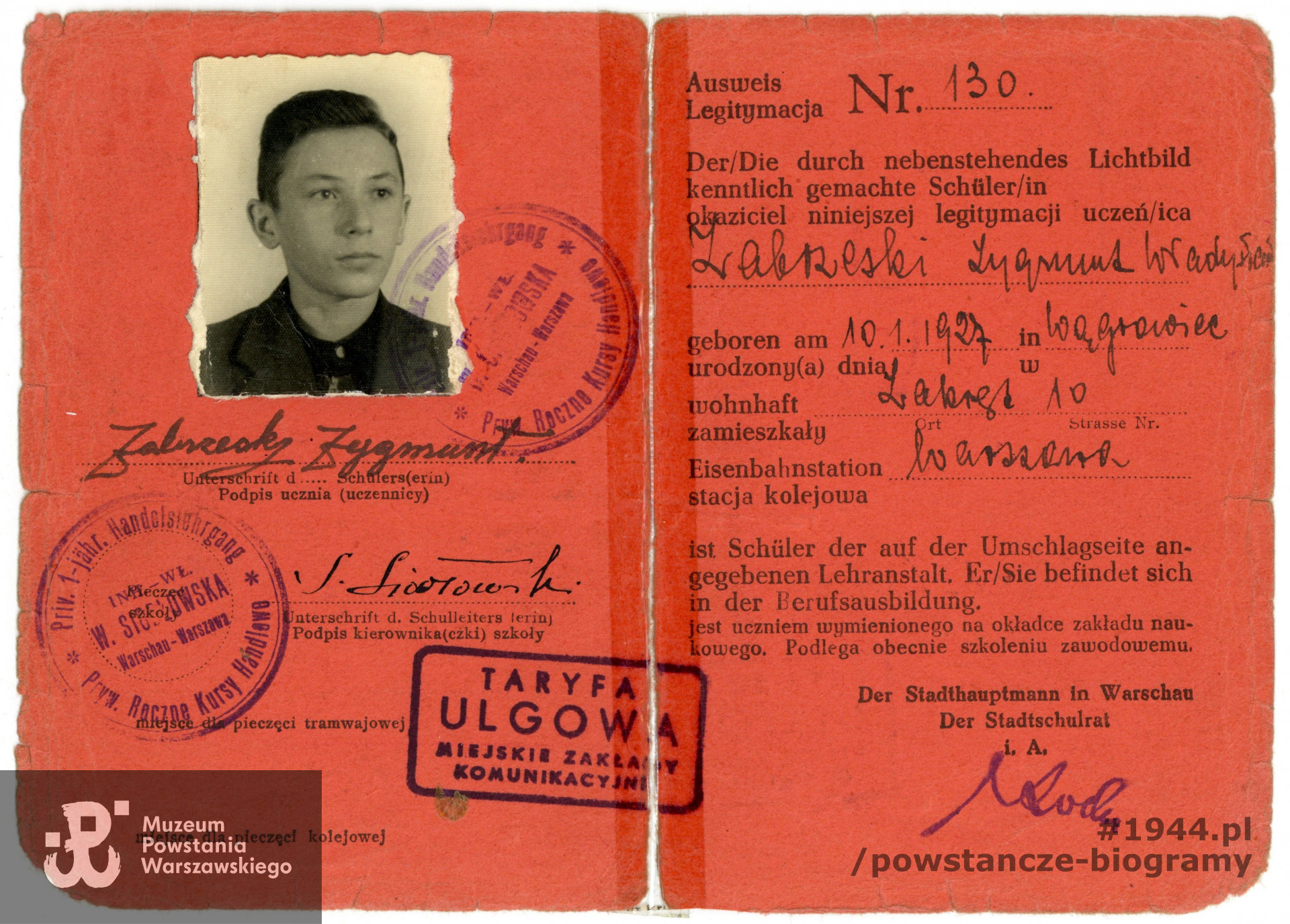 Legitymacja szkolna 1943/44  na nazwisko Zygmunt Władysław Zabrzeski. Ze zbiorów Muzeum Powstania Warszawskiego, sygn.  P/4534