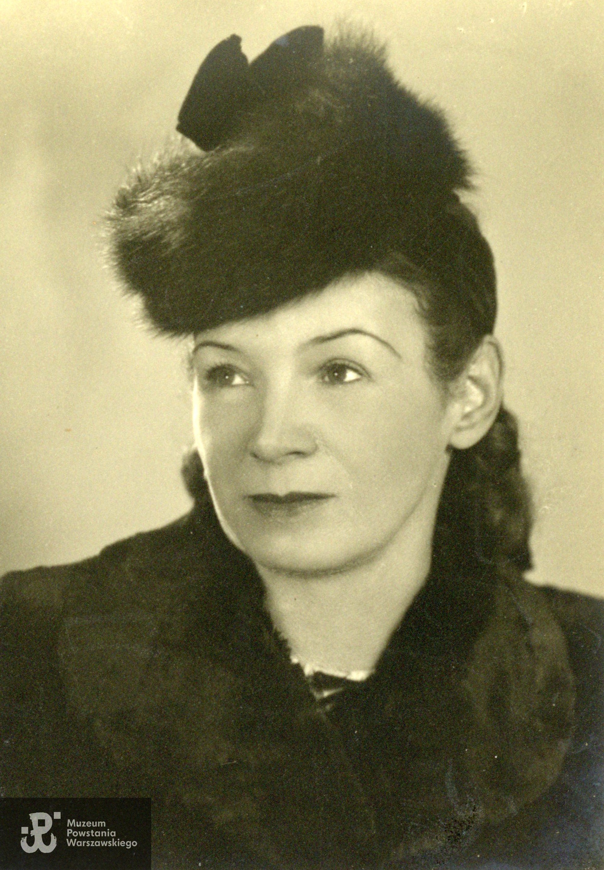 Maria Perzyńska "Adolfina" - fotografia portretowa z 1942 roku. Fot. ze zbiorów rodzinnych p.  Joanny Wymann i p. Heleny Schaer, córki chrzestnej Marii Perzyńskiej