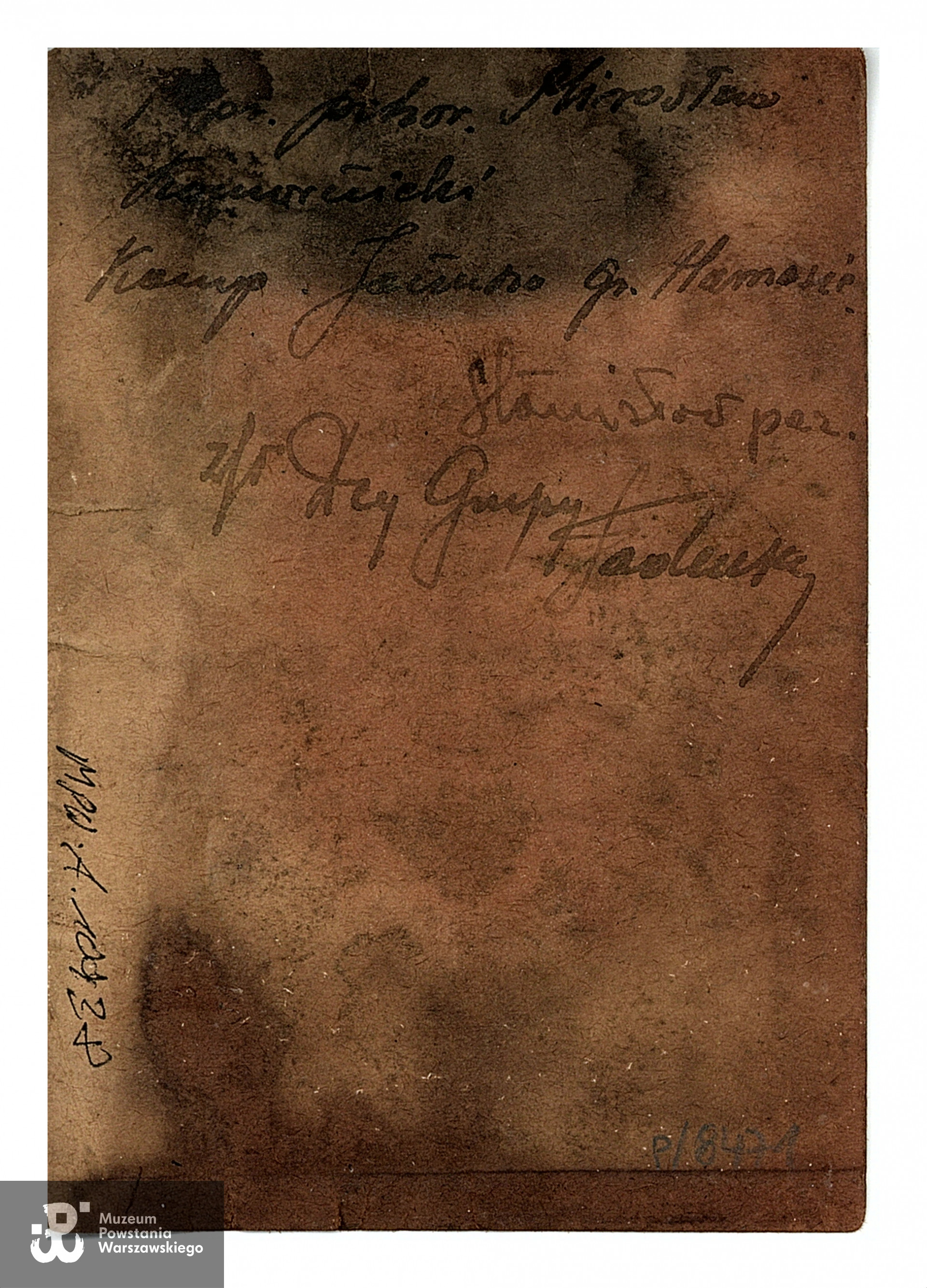 Legitymacja Armii Krajowej należąca do Mirosława Wojciecha Komarnickiego.Na  rewersie przydział: kompania "Janusz", Grupa "Harnaś". Dokument znaleziony przy poległym podczas powojennej ekshumacji. Ze zbiorów Muzeum Powstania Warszawskiego, sygn. MPW-A-10928  (P/8471/16)