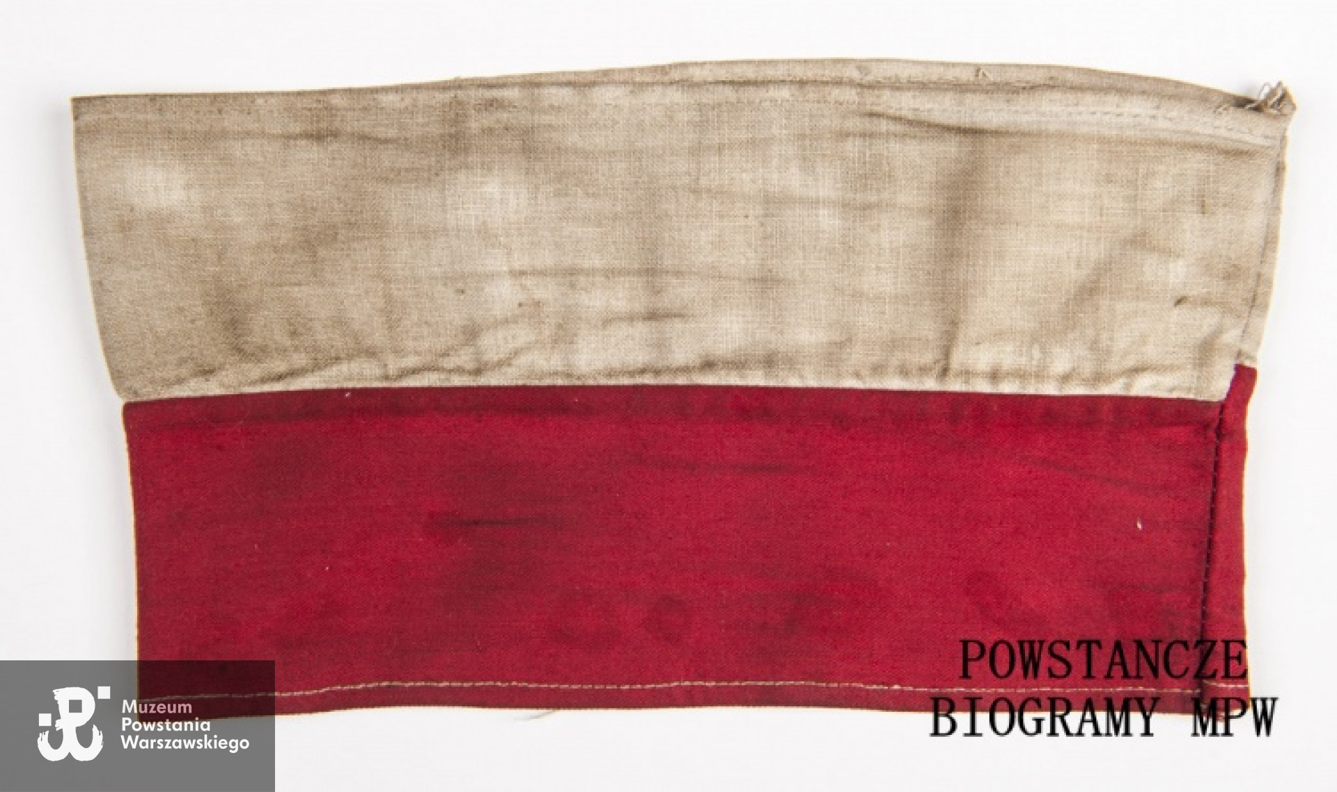 Opaska powstańcza należąca do gen. Tadeusza Bora-Komorowskiego. Ze zbiorów Muzeum Powstania warszawskiego, sygn. MPW-M/2983