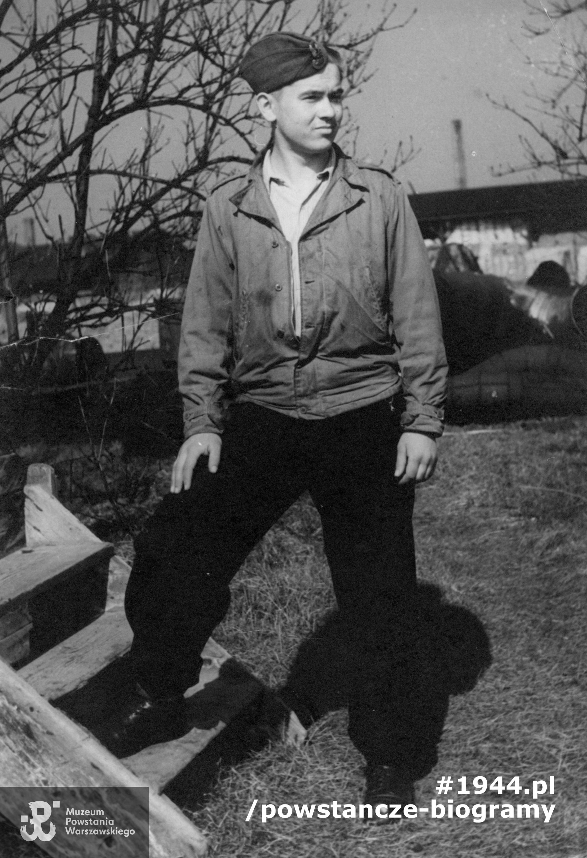 Lucjan Stachurski pod koniec pobytu w niewoli, zdjęcie wykonane wiosną 1945 roku w Brockwitz. Ze zbiorów Muzeum Powstania Warszawskiego, sygn. P/1908 