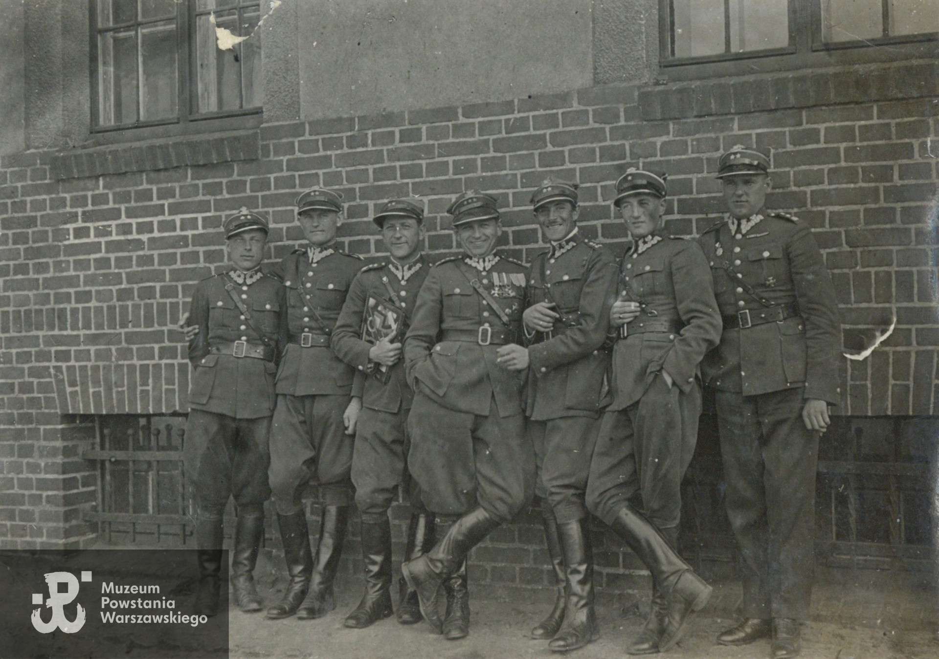 1935 rok - kadra instruktorska Kursu Podchorążych Rezerwy Piechoty na obozie O. C Grupa, w środku komendant kursu kpt. A. Gudera. Stoją od lewej:  por. J. Szymulski, por. Józef Załoga, por. S. Zaniewski, por. S. Nawrocki, ppor. Szczerbowicz, por. S. Szczechura. Zbiory rodzinne, udostępniła   córka, p. Izabela Rola z domu Załoga