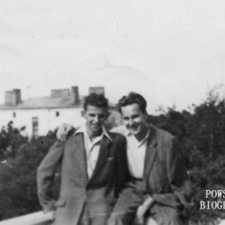 Od prawej: Robert Krauze ps. „Żak” i Janusz Pleban ps. „Skrzat” - żołnierze II plutonu 2. kompanii „Parasola” w Radości pod Warszawą 1943 r. Fot. ze zbiorów Danuty Pleban - Krauze ps.