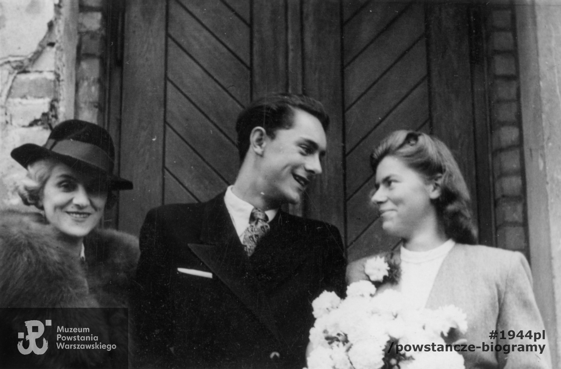 Fotografia z okresu okupacji niemieckiej. Warszawa. Zenobia Natanson, Maciej Szymański i Alicja Natanson przed domem przy ul. Tucholskiej 5 podczas udawanej sceny ślubnej. Fot. ze zbiorów Muzeum Powstania Warszawskiego, sygn. MPW-IP/6321-115, kolekcja Olgierda Budrewicza