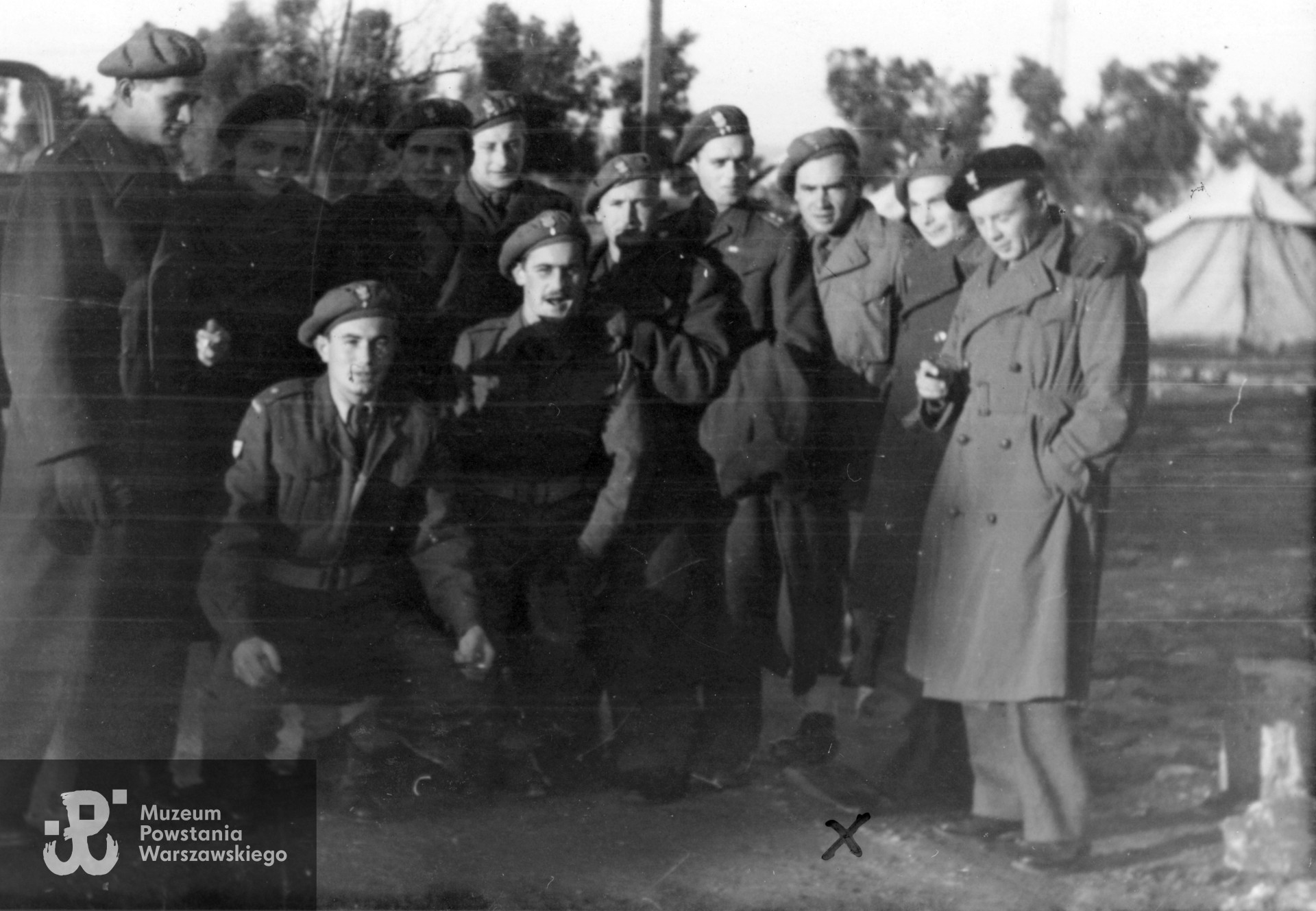 Fotografia z okresu służby w 2 Korpusie Polskim PSZ. Ppor. Antoni Feliks Krasnosielski oznaczony krzyżykiem. Ze zbiorów Muzeum Powstania Warszawskiego, sygn. MPW-IP/12293