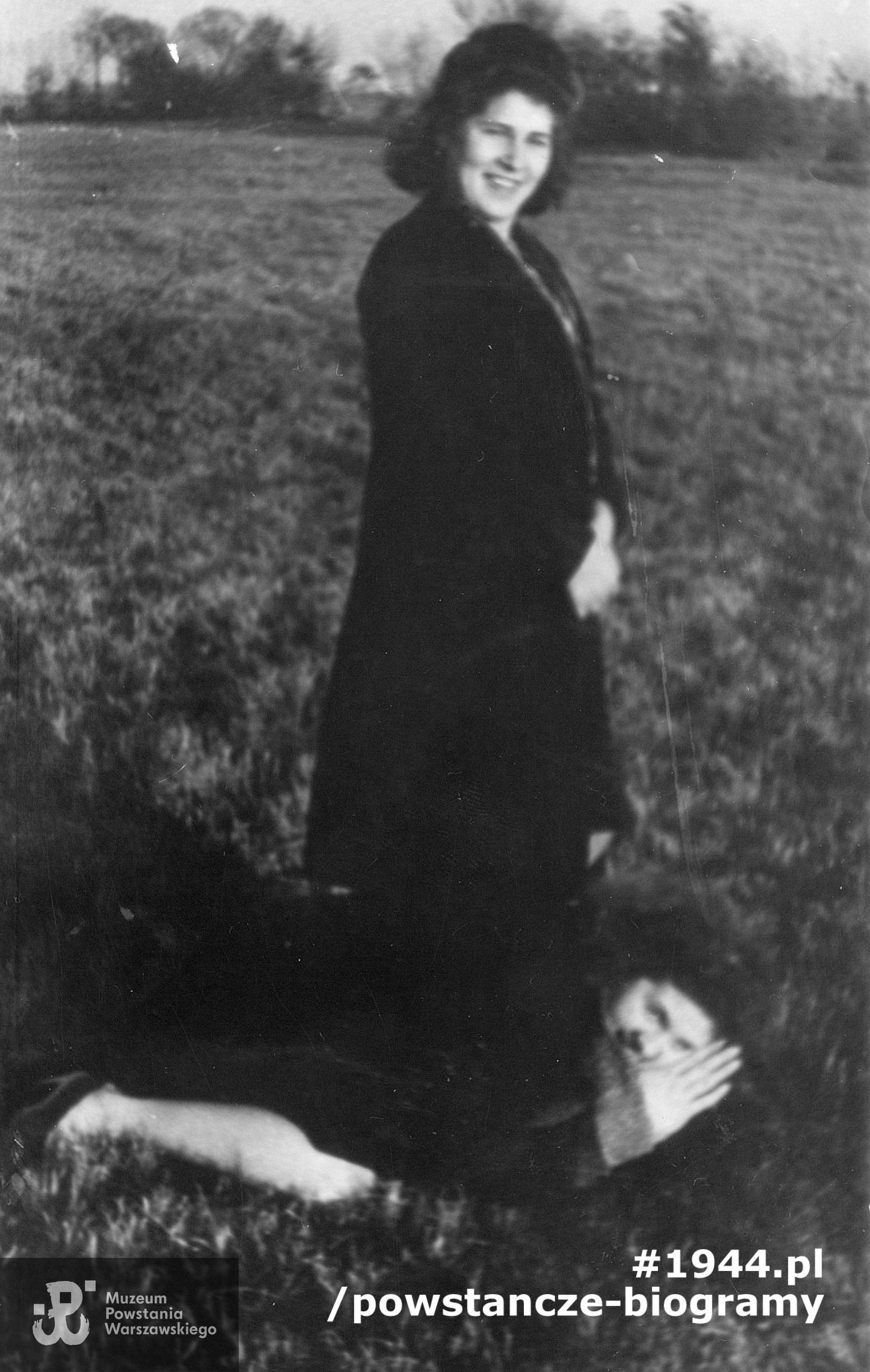 Fotografia wykonana po Powstaniu Warszawskim. Stoi Halina Adamska - Ciężkiewicz ps. „Jutrzenka" oraz Jadwiga Milewska-Żukowska ps. ”Ster„ (leży). Jadwiga Milewska nie brała udziału w Powstaniu. Fot. ze zbiorów Muzeum Powstania Warszawskiego, sygn. P/5813