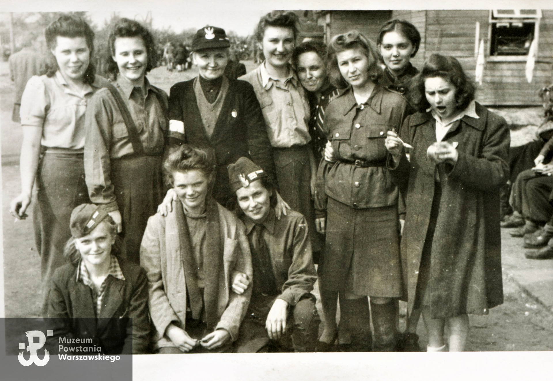 Fotografia z 1945 roku wykonana w obozie jenieckim w Oberlangen (Stalag VI C). Bogumiła Rankowska „Miłka” stoi druga z lewej strony. Fot. ze zbiorów rodzinnych p. Barbary Piotrowskiej z domu Góreckiej ps. Asia. Skan wykonano  w Muzeum Powstania warszawskiego, 2019 r.