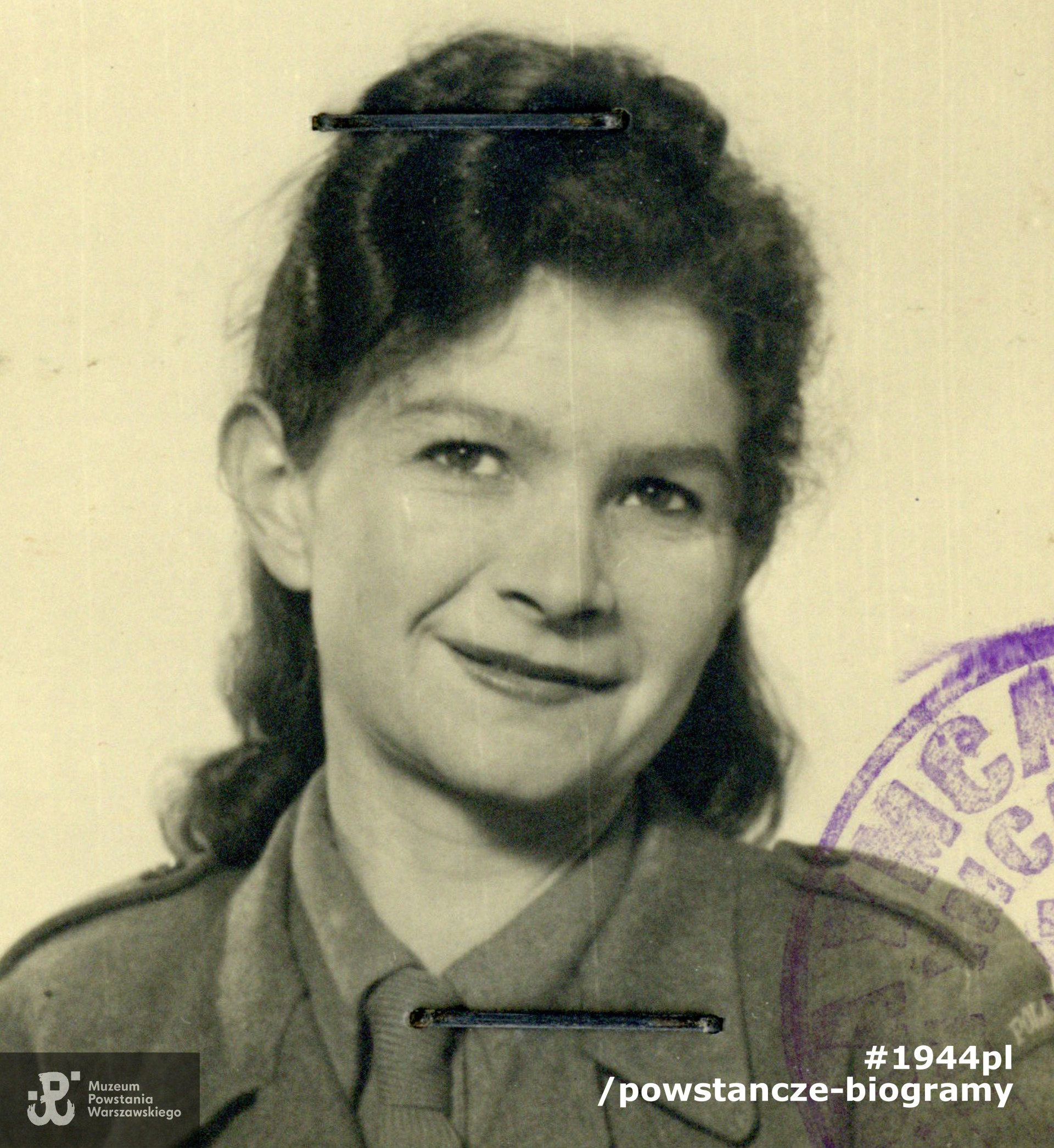 Janina Wierusz-Kowalska, po mężu Wiśniewska, 1945-1946.  Fotografia legitymacyjna z dokumentów w zbiorach Muzeum Powstania Warszawskiego,  sygn. P/7948/14, dar p. Krystyny Rachwał