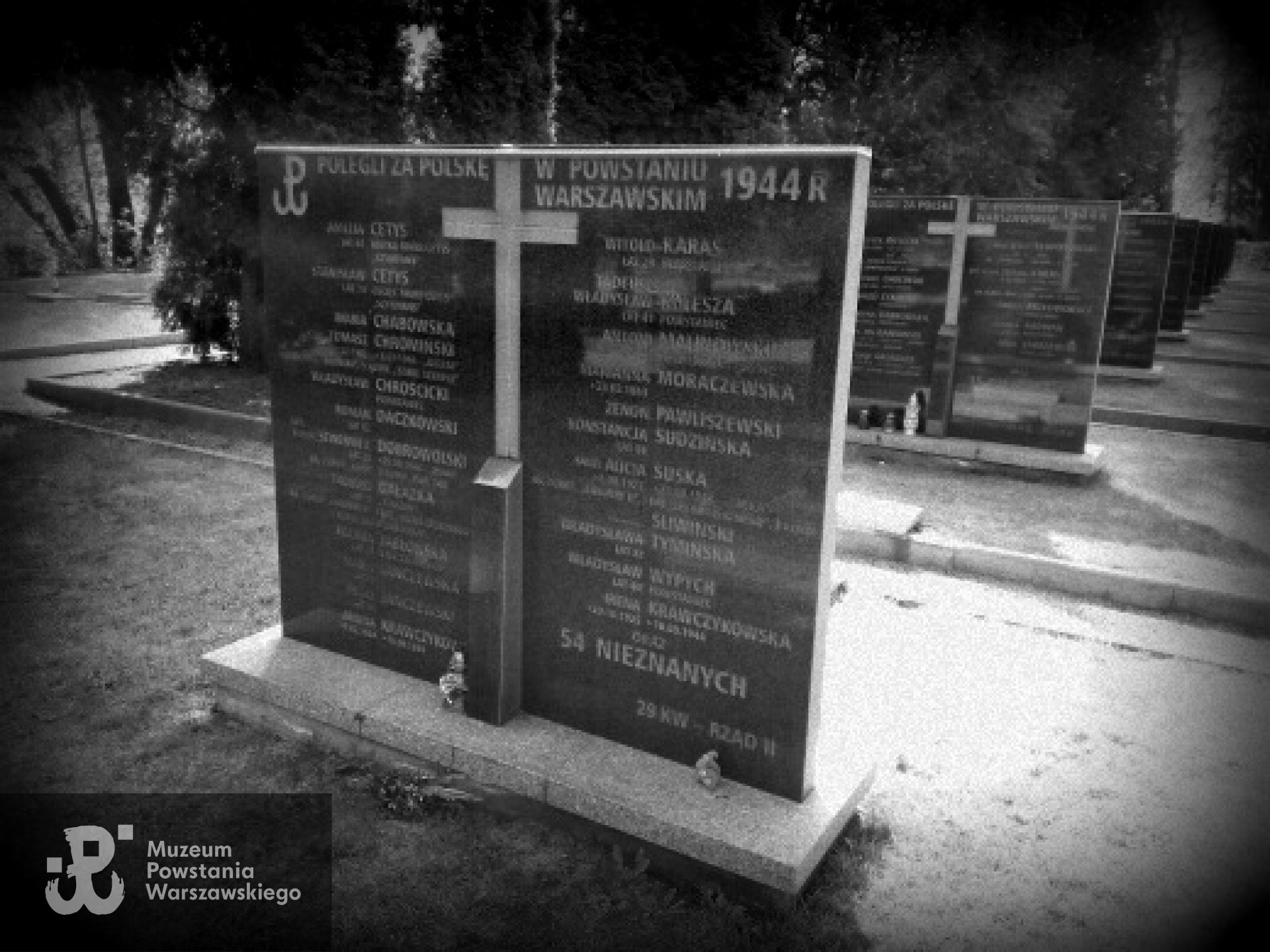 Cmentarzu Powstańców Warszawy,  kwatera 29, rząd 2. Pochowany  jako Witold Karaś