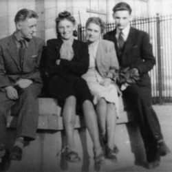 Zdjęcie przy Muzeum Narodowym w Warszawie, 1943 r. Od lewej: Teodor Sukiennik,  Maria Gabryl, Barbara Rogowska, NN. Fotografia ze  zbiorów Urszuli Katarzyńskiej-Ballner / MPW