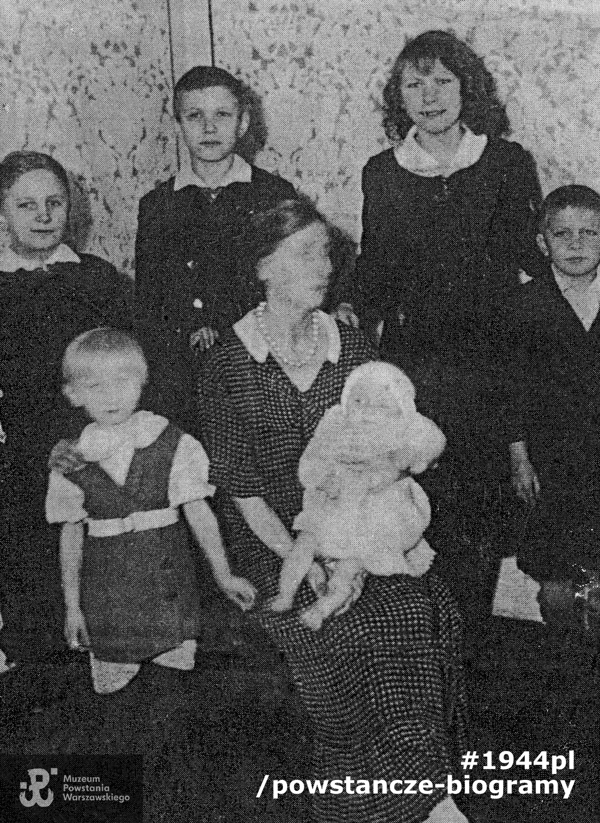 Ludmiła Radwańska w otoczeniu swoich dzieci. Od góry: Piotr, Tadeusz, Barbara, Andrzej, poniżej Bogusław i Jan. Fot. udostępnił p.  Jan  Ziemowit  Radwański.