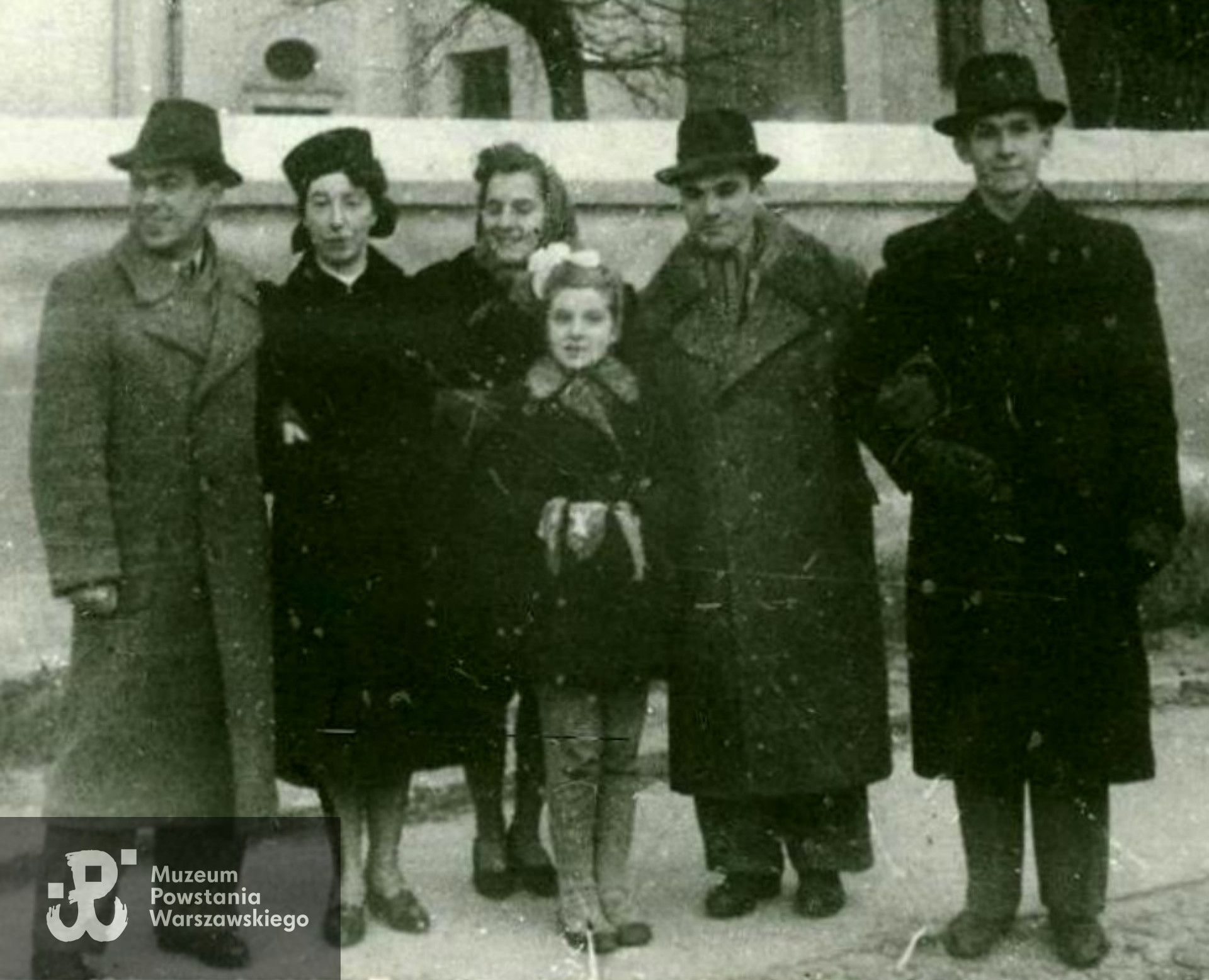 Fotografia z okresu okupacji, od lewej stoją: Tadeusz Makowski, Antonina Świderska, Alicja Krajewska, przed nią Alina Świderska, dalej Janusz Makowski i pierwszy z prawej Wiesław Krajewski "Sem". Fot. archiwum rodzinne, materiały do Słownika Uczestników PW. Skan wykonano w MPW  w  2011 roku.