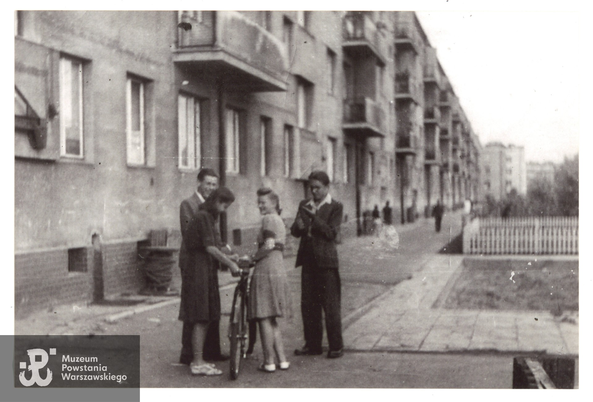 Fotografia  wykonana tuż przed Powstaniem, wiosną lub latem 1944 roku na podwórzu domu przy ul. Mickiewicza 27 (Żoliborz). Widoczni od lewej: Witold Jabłoński "Rola", Jadwiga Szymanowska (w ciemnej sukience), Anna Rozdębska (w jasnej sukience), z prawej Włodek Dudziak. Witek poległ podczas Powstania Warszawskiego na Mickiewicza 27. Źródło: Muzeum Powstania Warszawskiego, Teczki personalne uczestników Powstania Warszawskiego: Rozdębska Anna