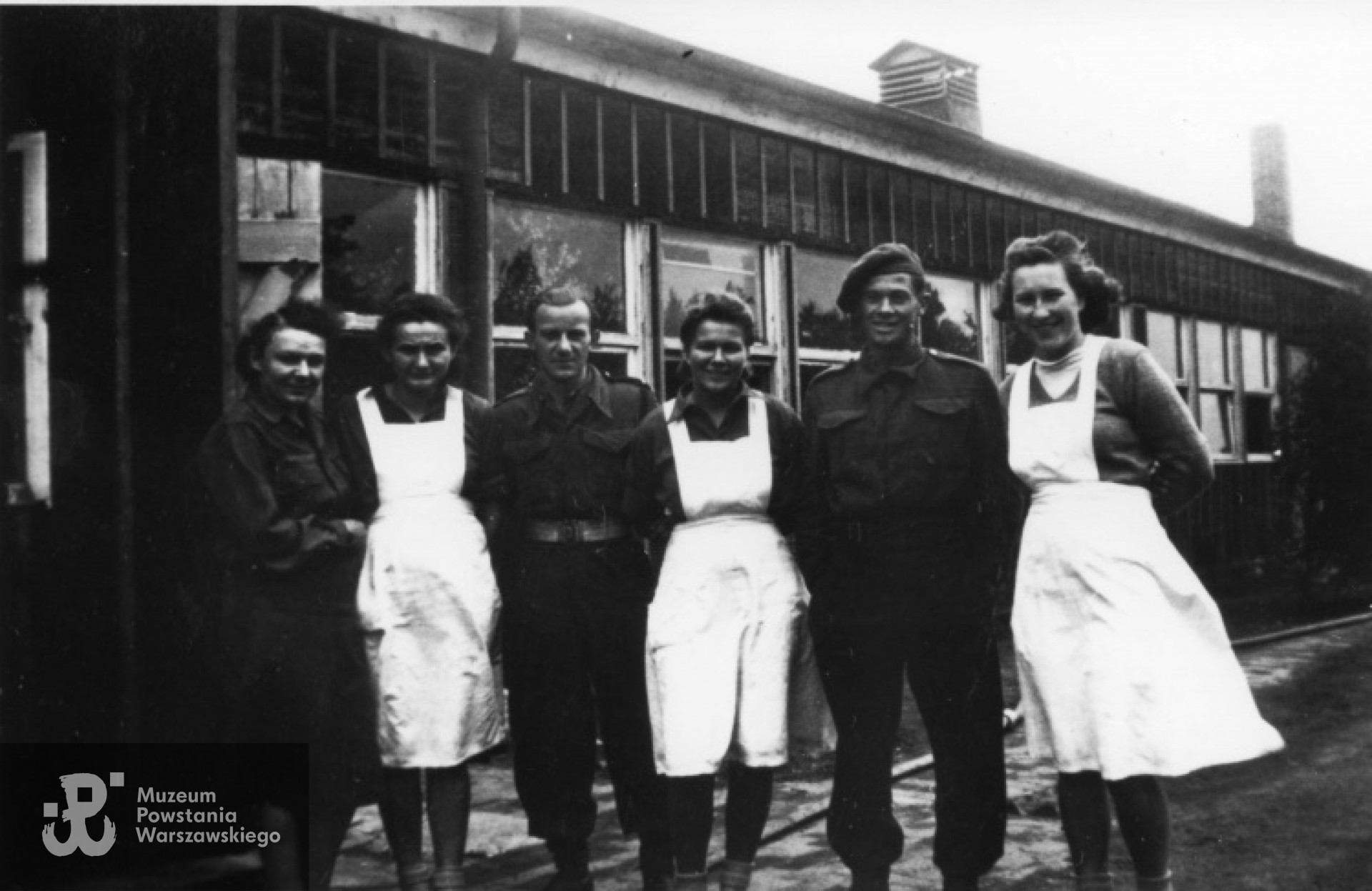 Stoją od lewej Misińska ( imię NN), Amelia Draber, NN, Krystyna Szeligowska „Kira”, NN, Lena Borowiecka.