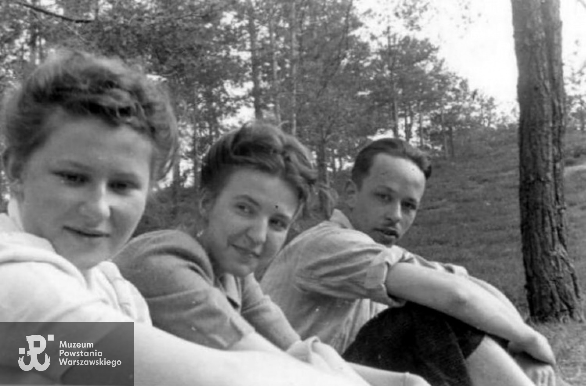 Od lewej Grażyna Sielużycka, NN, Jędrek Siedlecki "Kitajec". Józefów, 21 maja 1944 r. Zdjęcie ze zbiorów Urszuli Katarzyńskiej-Ballner / MPW