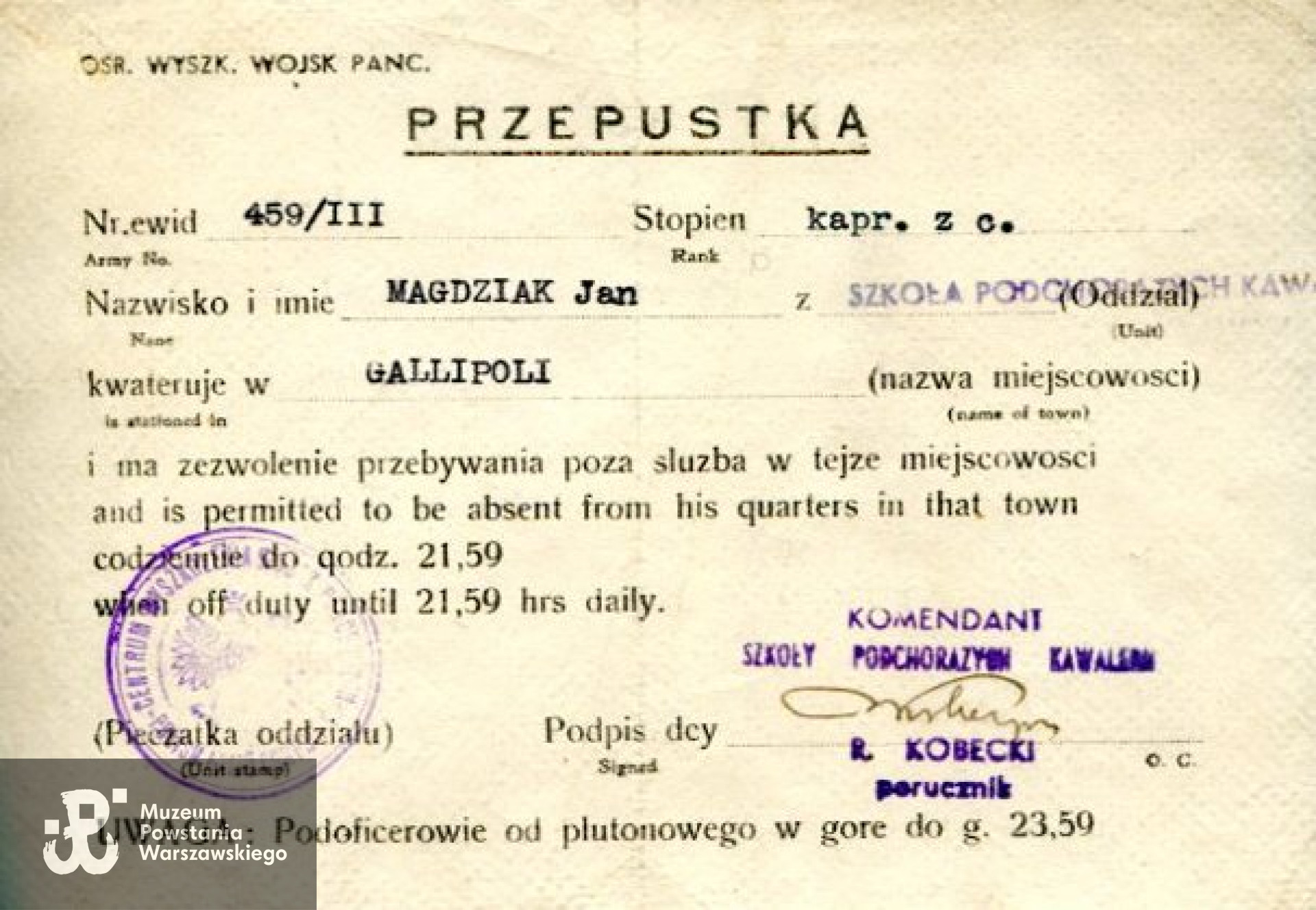 Przepustka ze Szkoły Podchorążych Kawalerii wystawiona na nazwisko Magdziak Jan. Blankiet polsko - angielski. Ze zbiorów Muzeum Powstania Warszawskiego, MPW-A/1032
