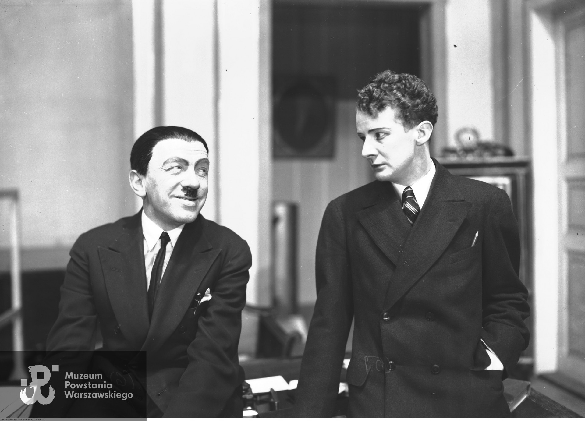 Przedstawienie "Fortepian" w Teatrze im. Juliusza Słowackiego w Krakowie. Józef Karbowski (z lewej) i Jerzy Szyndler w jednej ze scen sztuki. Ze zbiorów NAC, źródło <i>Koncern Ilustrowany Kurier Codzienny - Archiwum Ilustracji</i>