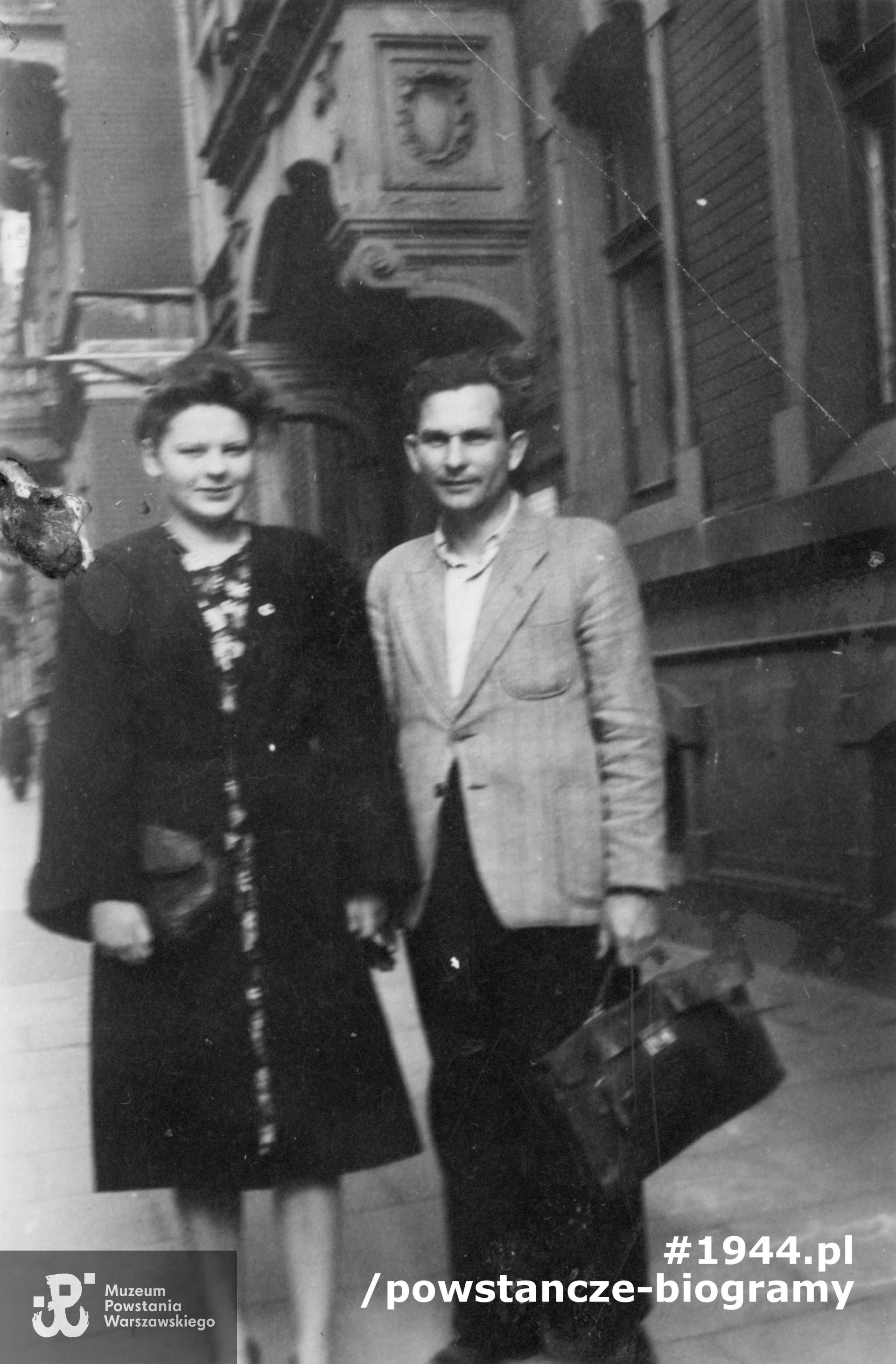 Halina z mężem Jerzym na ulicy Warszawy. Prawdopodobnie lipiec 1944 (?). Fot. ze zbiorów Muzeum Powstania Warszawskiego, dar p. Barbary Ajnenkiel