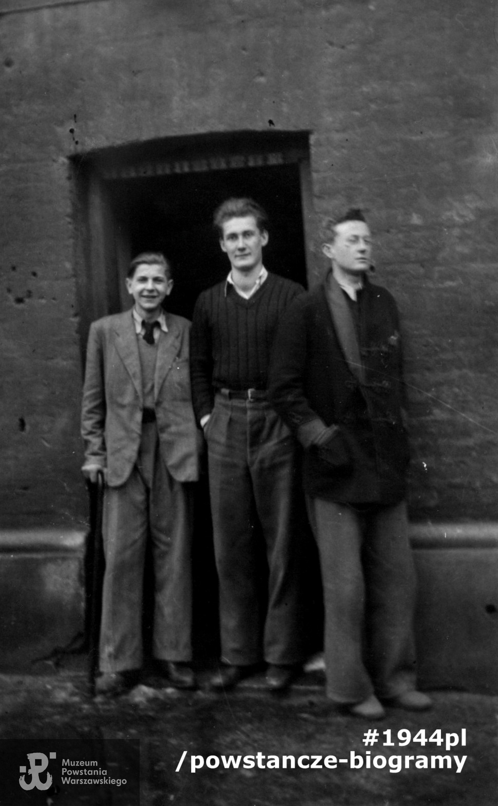 Antoni i Adam Zdanowiczowie na zdjęciu z niezidentyfikowanym kolegą (pierwszy z lewej), fotografia z okresu okupacji, wykonana najprawdopodobniej  przed domem na ul. Ciepłej 13, gdzie mieszkali w czasie wojny. Fot. ze zbiorów  p. Hanny Tomaszewskiej z domu Ostrzyńskiej i p. Macieja Tomaszewskiego