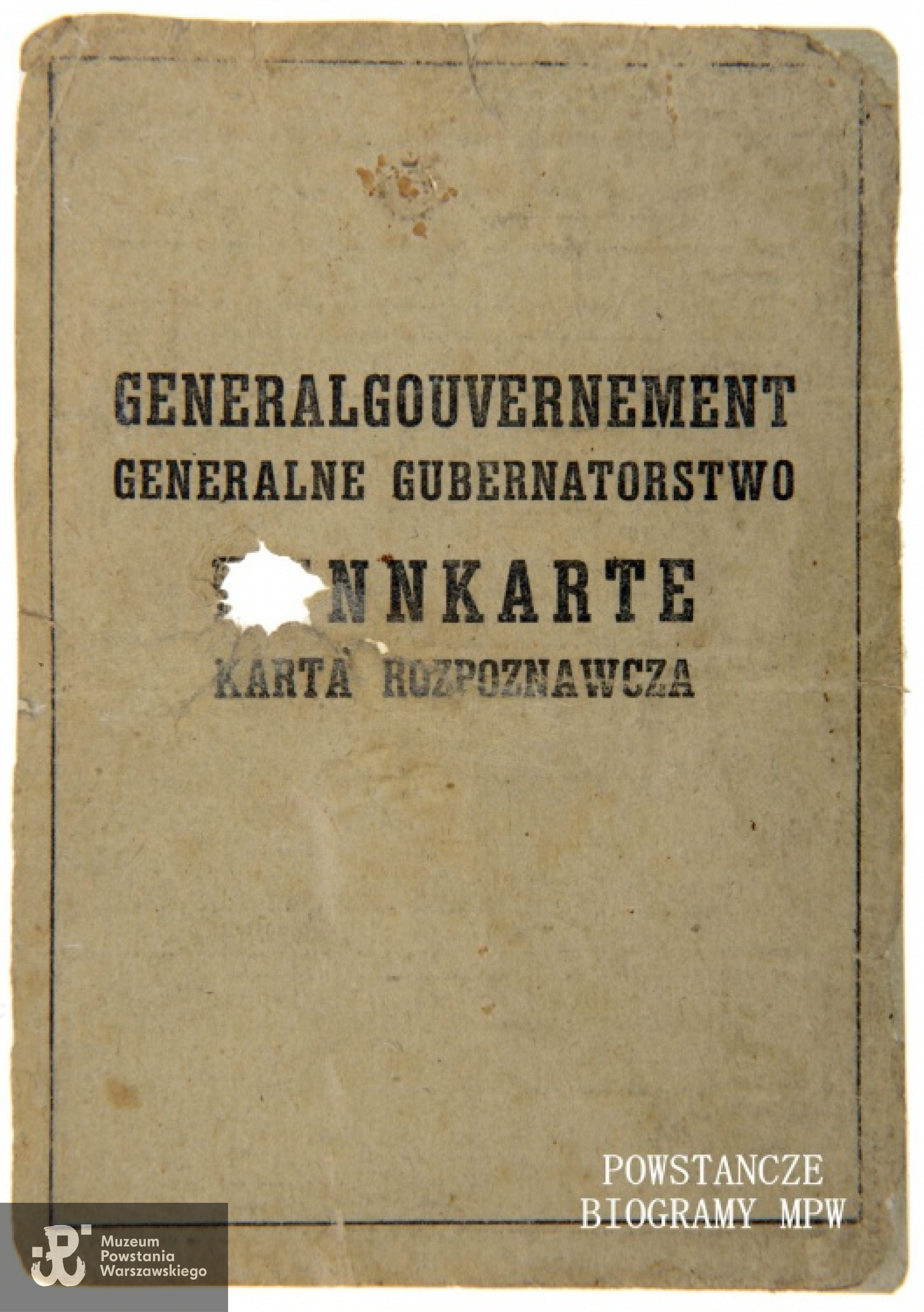 Przestrzelona kennkarta Tadeusza Kurzeli wystawiona w 1942 r. w Warszawie. Ze zbiorów Muzeum Powstania Warszawskiego, sygn. A/482
