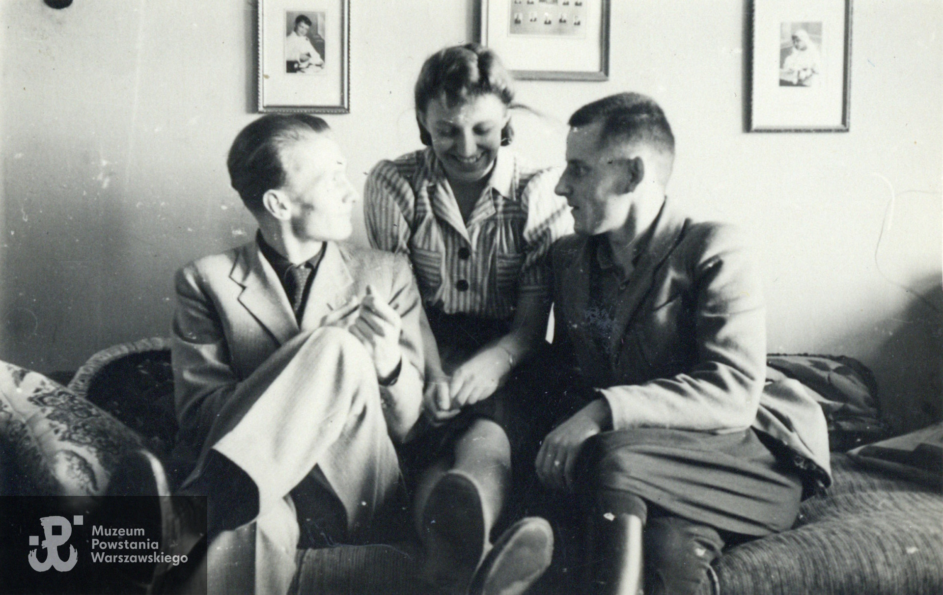 Mieszkanie pp Traczów na Grochowie, okres okupacji niemieckiej. Od lewej: Zdzisław Graczyk, „Kala”, Anna Traczówna, I-voto Graczyk, II-voto Jelonek, Zbigniew Jelonek „Ketling". Fot. ze zbiorów rodzinnych p. Romana Jelonka 