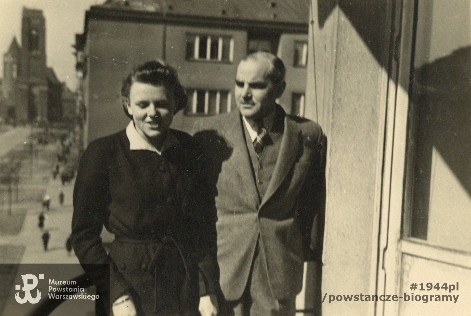 Fotografia powojenna - Warszawa, ul. Filtrowa 62, prawdopodobnie 1948/1949 rok. Alina Rutkowska z ojcem Tadeuszem. Fot. ze zbiorów rodzinnych udostępnione przez p. Jana Polaczka, syna Aliny Polaczkowej z d. Rutkowskiej ps. Alina