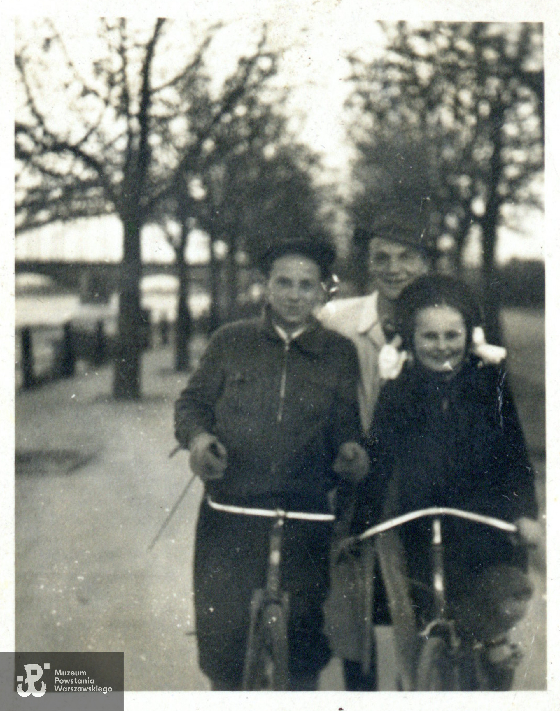 Fotografia wykonana na bulwarach nadwiślańskich w Warszawie, około 1940 roku. Na zdjęciu z rowerami Edward Kwiatkowski "Edek" i jego młodsza siostra Henryka, za nimi wuj Edwarda i Henryki - Czesław Kwiatkowski. Fot. ze zbiorów rodzinnych,  udostępniły  p. Dorota Zbiegniewska-Lech i p. Anna Zbiegniewska-Lis, siostrzenice Powstańca. Skany wykonano w Muzeum Powstania Warszawskiego w lutym 2024 r. 