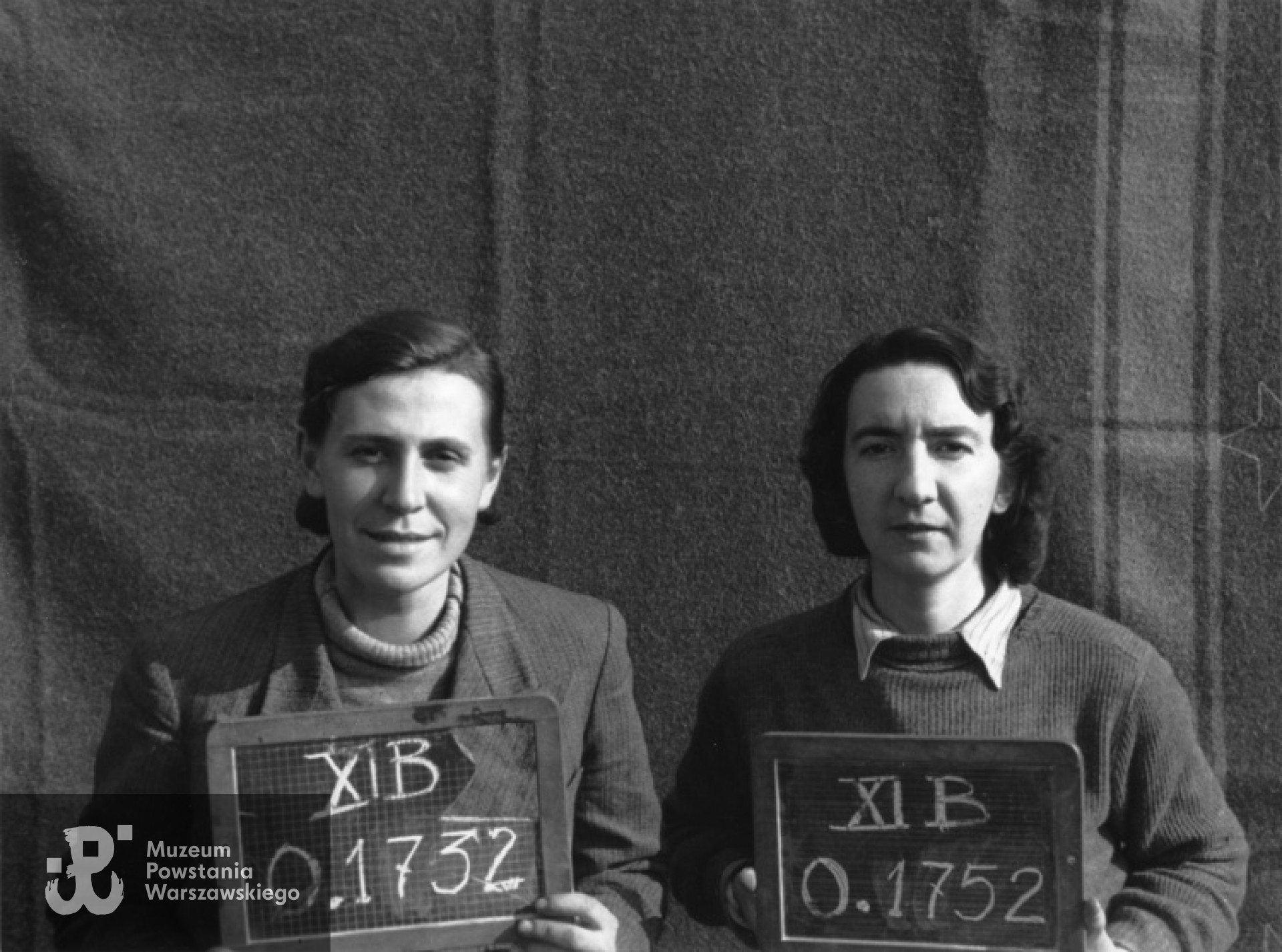 Fotografia z obozu jenieckiego w Fallingbostel XI B. Siedzą od lewej :ppor. Janina Zaborowska "Rena" - łączność  i  ppor. Irena Kwiatkowska-Komorowska "Czarna Baśka". Ze zbiorów Fototeki MPW, sygn. MPW-IP/4432