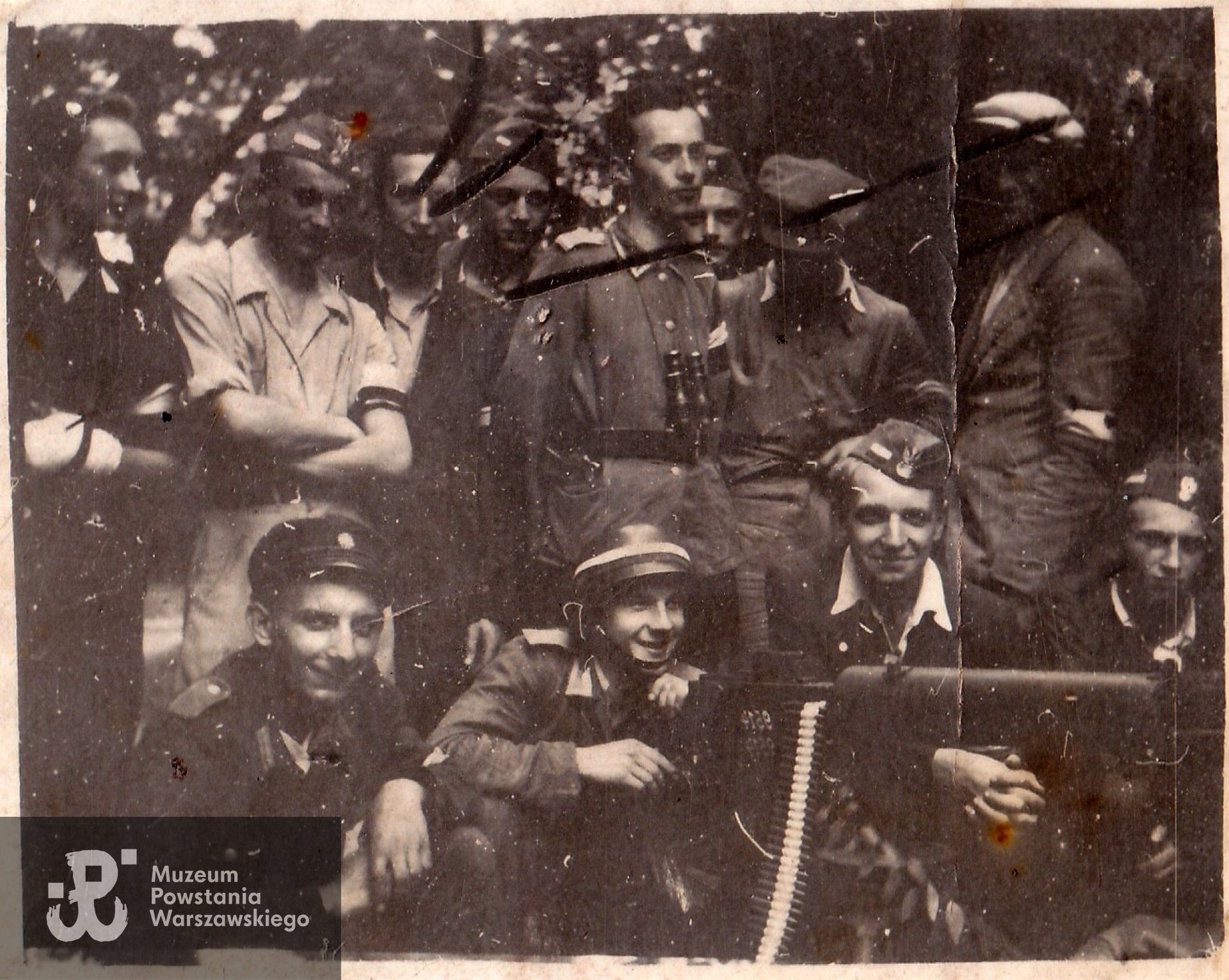 Fotografia z Powstania Warszawskiego pochodząca ze spuścizny po strz. Eugeniuszu Romanie Gaworze ps. Gołąbek. Na zdjęciu Powstańcy z 1. kompanii Grupy Bojowej "Krybar", Eugeniusz Gawor widoczny w tylnym rzędzie, czwarty z lewej strony. Fot. ze zbiorów rodzinnych, skan udostępnił p. Krzysztof (Chris) Gawor