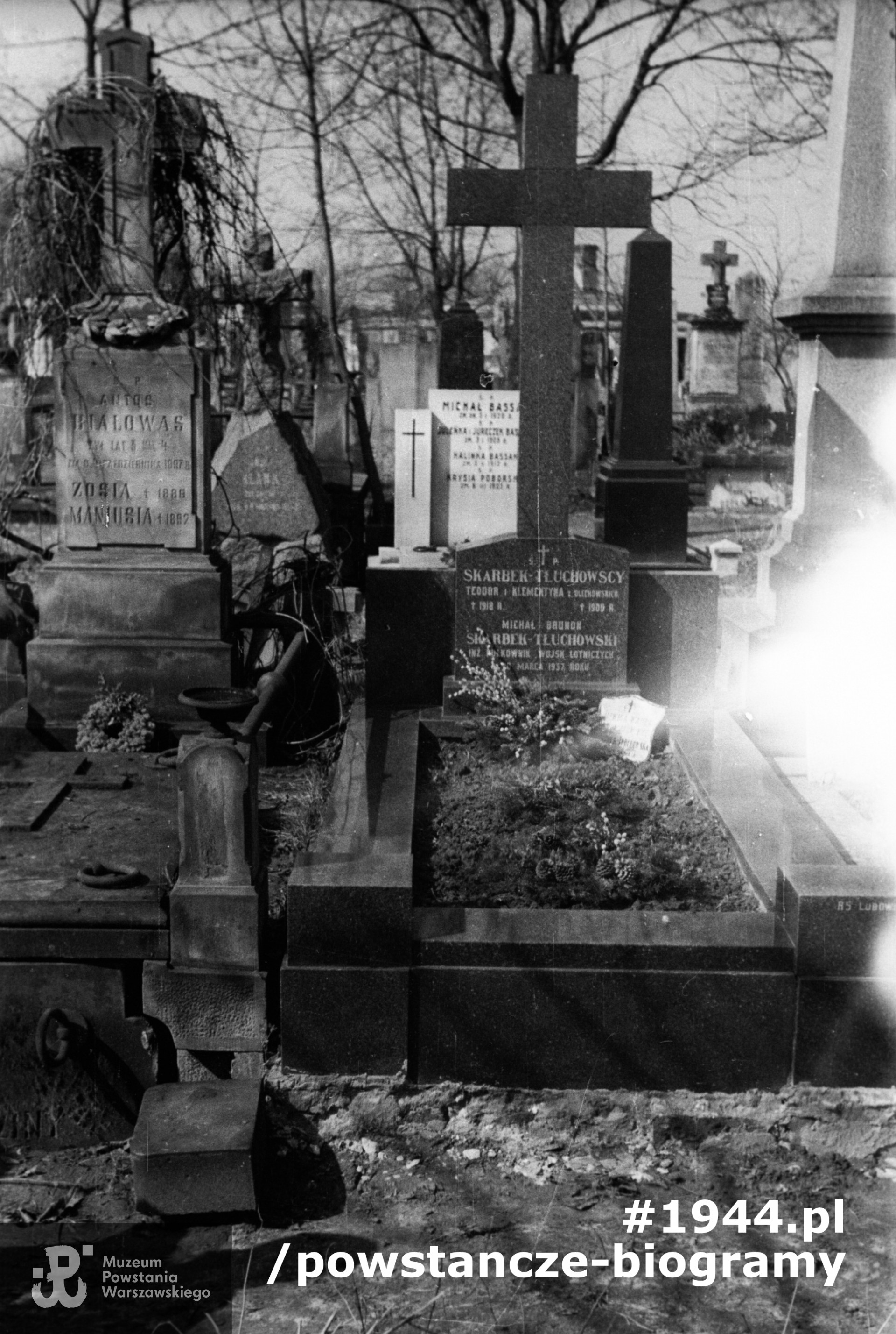 Grób rodziny Tłuchowskich. Zdjęcie wykonane ok. 1950 roku. Fot. archiwum rodzinne