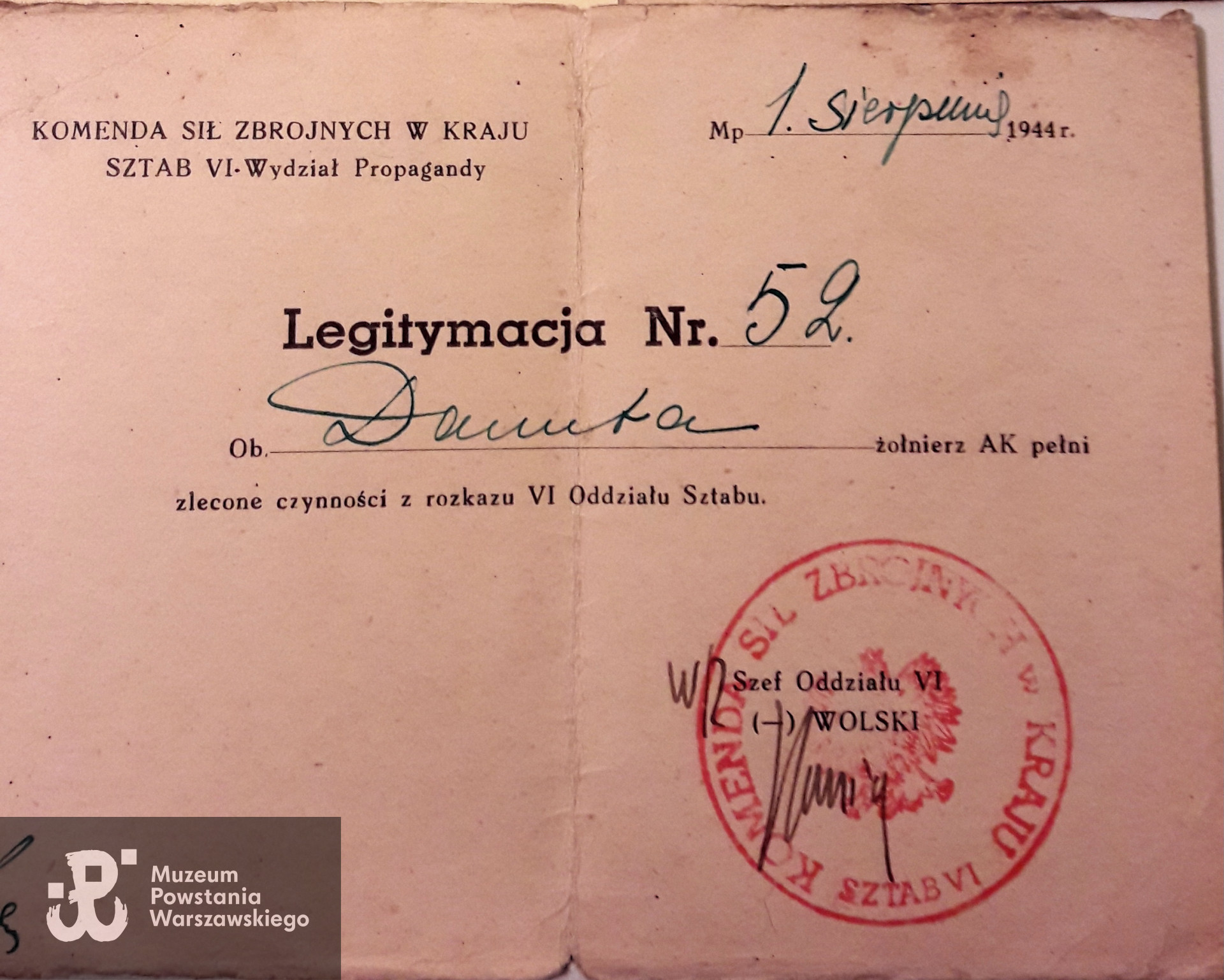 Legitymacja nr 52 poświadczająca, że żołnierz AK -  łączniczka "Danuta" pełni  czynności zlecone z rozkazu  VI Oddziału Sztabu. Na dokumencie widoczna okrągła pieczęć  Komedy Sił Zbrojnych w Kraju  - Sztab VI - Wydział Propagandy.  Podpisano - Szef Oddziału VI - WOLSKI, Ze zbiorów rodzinnych