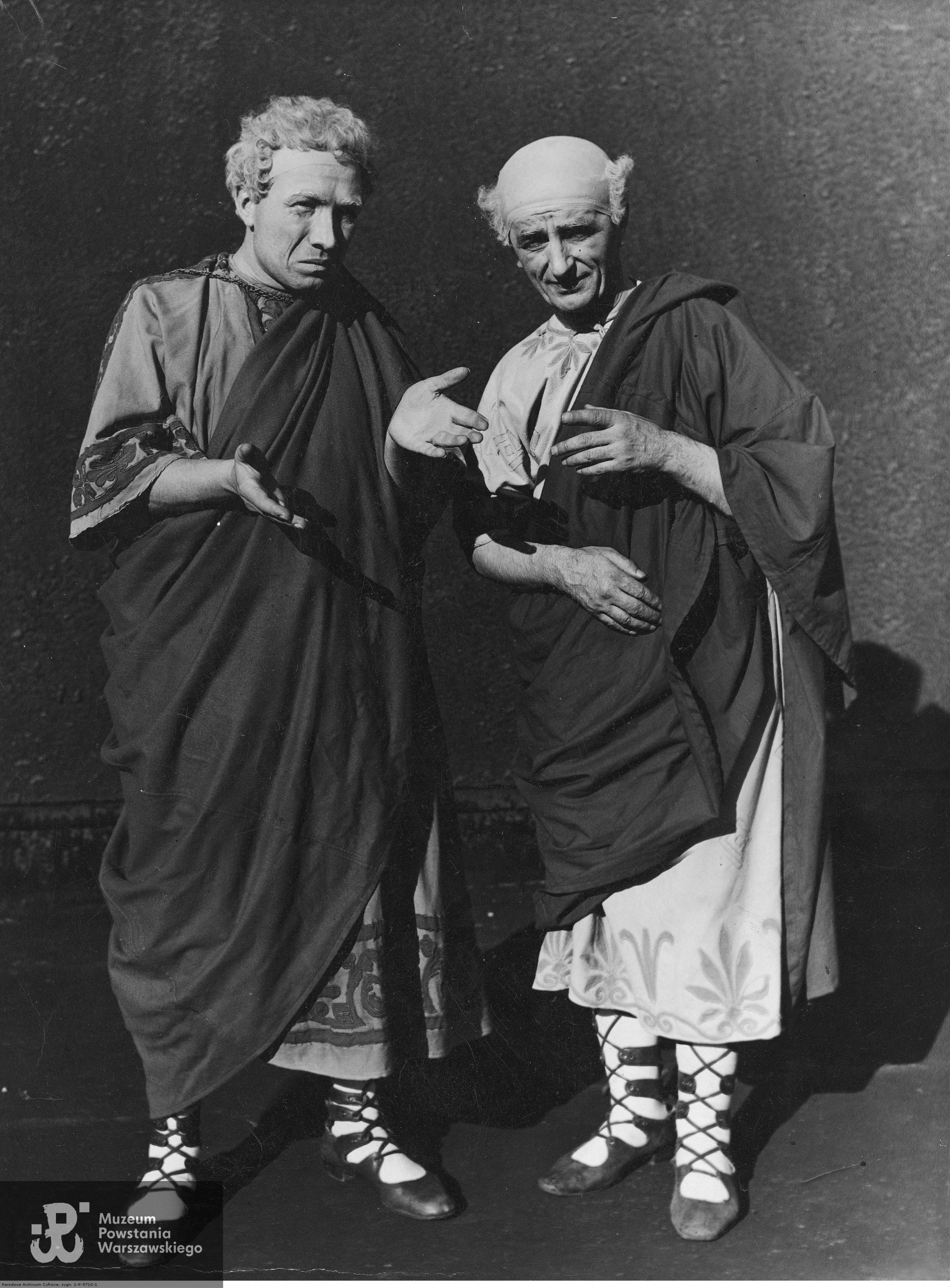 Przedstawienie "Koriolan" Williama Shakespeare'a w Teatrze Miejskim w Katowicach, 1934 rok. Wiktor Arnoldt jako Sycyniusz Welutus i Józef Winiaszkiewicz jako Juniusz Brutus w jednej ze scen. Fot. ze zbiorów NAC, Koncern Ilustrowany Kurier Codzienny - Archiwum Ilustracji