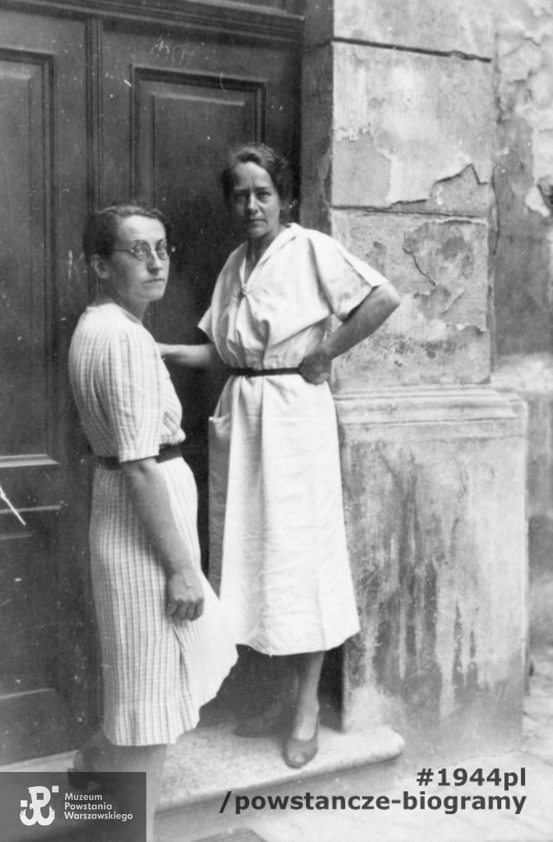 Maria Wanda Kurpińska "Wanda" (widoczna po lewej), z matką  Zofią Kurpińską z Jastrzębskich.Fotografia wykonana w Częstochowie, prawdopodobnie w latach 1937-1941/1942. Fot. z archiwum rodzinnego p. Blanki Szawłowskiej, bratanicy. Skany wykonano w Muzeum Powstania Warszawskiego, 2022.