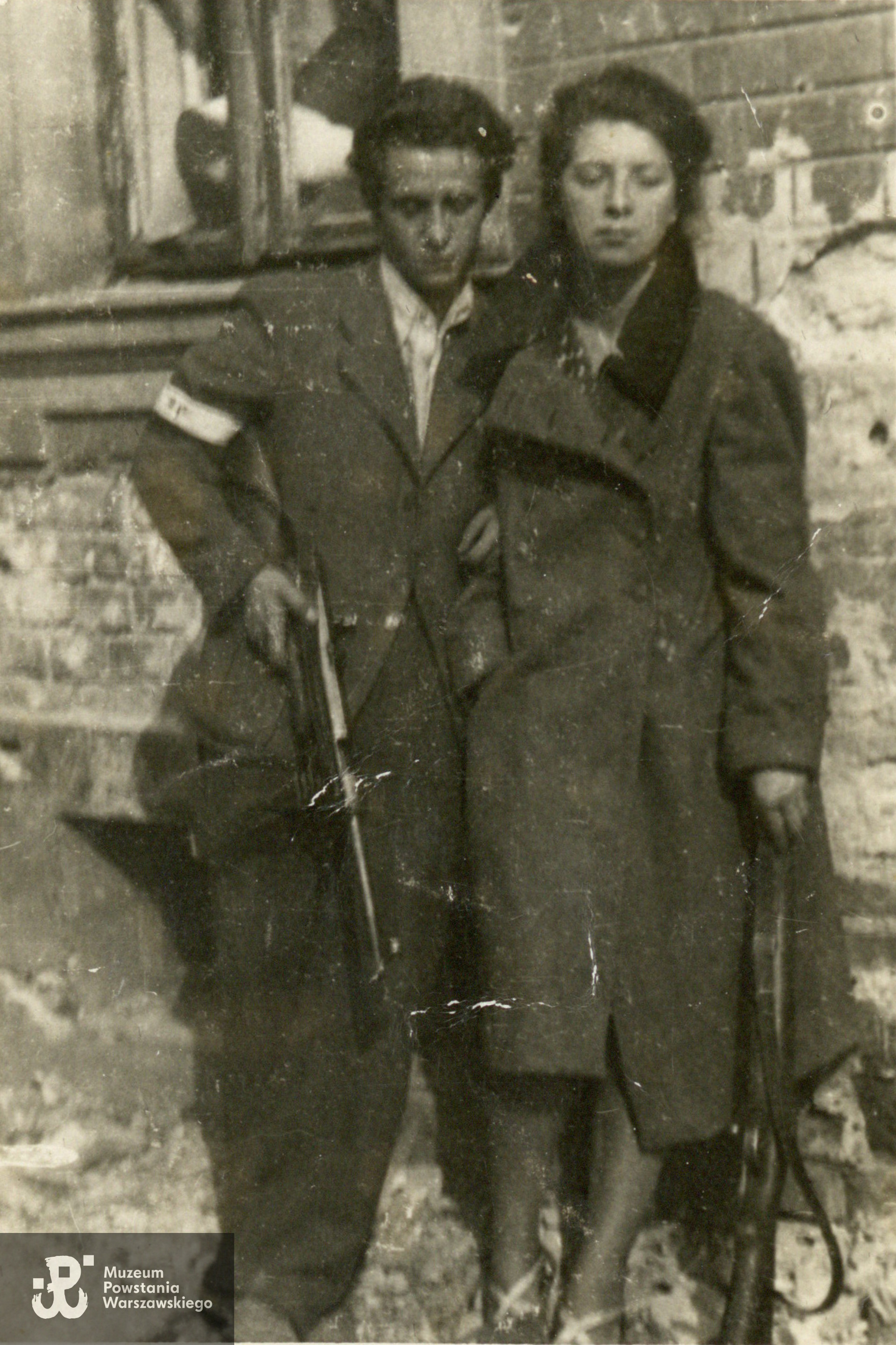 Fotografia z Powstania Warszawskiego, Śródmieście Południe, róg ul. Piusa XI (Pięknej) i Alej Ujazdowskich. Na zdjęciu żołnierze ze zgrupowania "Ruczaj" z kompanii "Habdank" łączniczka "Basia" - Barbara Mączyńska i  strz. Adam Zbigniew Domański ps. Zbyszek. Fotografia pochodzi ze spuścizny po Adamie Zbigniewie Domańskim, udostępniła p. Zofia Elżbieta Grzebalska z d. Domańska, córka Powstańca. Skany wykonano w Muzeum Powstania Warszawskiego w lutym 2024 r. 