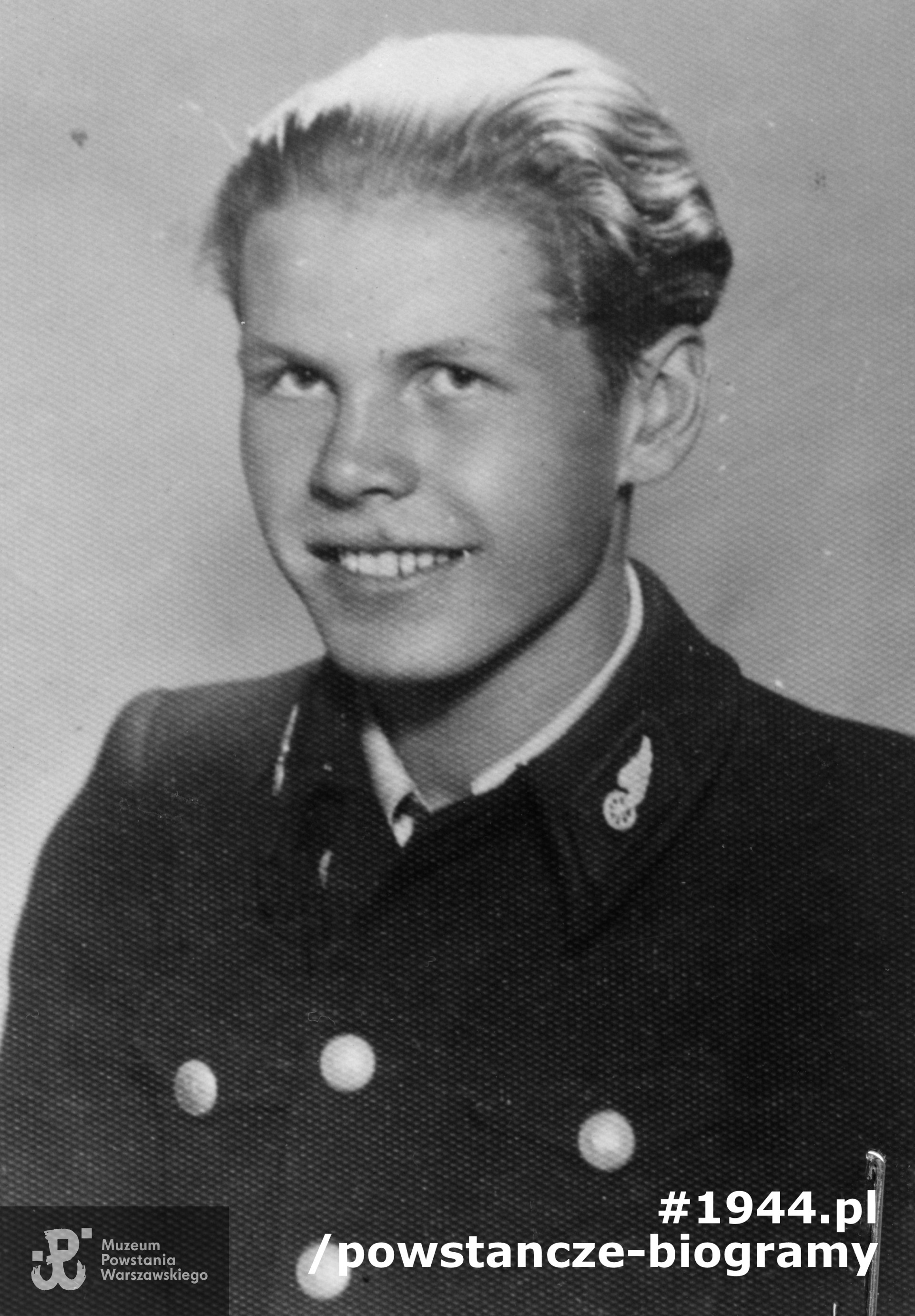 St. strz. Mirosław Temeriusz "Mirek" z  batalionu "Chrobry I" w mundurze kolejarza. Zdjęcie wykonane w początkowym okresie Powstania Warszawskiego.  Fotografia portretowa załączona do ankiety uczestnika PW, ze zbiorów Muzeum  Powstania Warszawskiego, sygn.  MPW-IP/5844